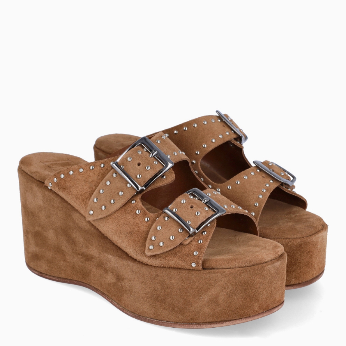 Sandalias de la marca Itse, modelo ROUT. Exterior de las sandalias fabricadas en ante color camel con dos tiras en pala y aplicaciones de tachuelas plateadas. Cierre de sandalias con doble hebilla en pala. Interior en ante color camel. Suela con cuña de 8cm de altura. Estas sandalias Itse ROUT son un complemento ideal para esta temporada, estiliza y da estilo a tus looks!