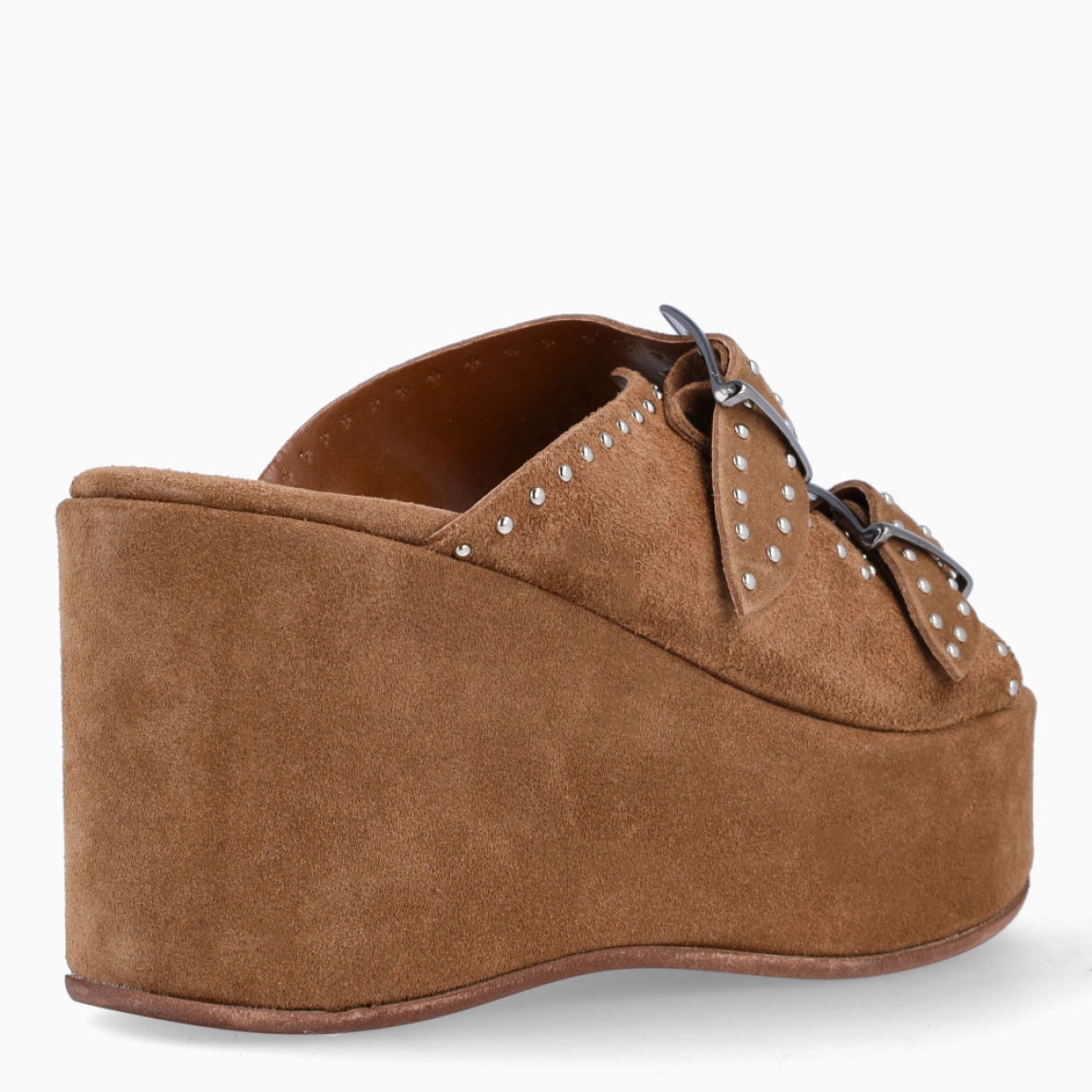 Sandalias de la marca Itse, modelo ROUT. Exterior de las sandalias fabricadas en ante color camel con dos tiras en pala y aplicaciones de tachuelas plateadas. Cierre de sandalias con doble hebilla en pala. Interior en ante color camel. Suela con cuña de 8cm de altura. Estas sandalias Itse ROUT son un complemento ideal para esta temporada, estiliza y da estilo a tus looks!