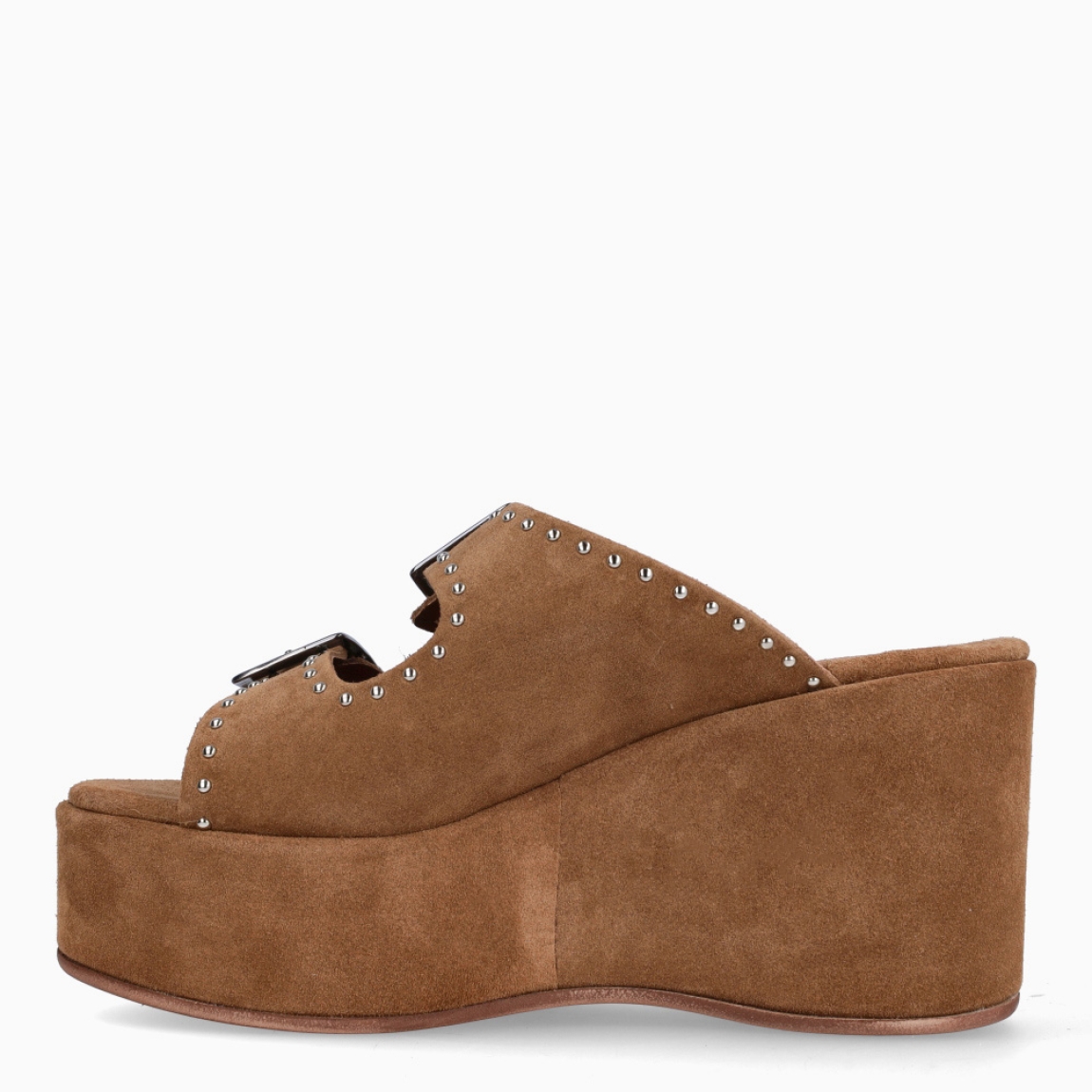 Sandalias de la marca Itse, modelo ROUT. Exterior de las sandalias fabricadas en ante color camel con dos tiras en pala y aplicaciones de tachuelas plateadas. Cierre de sandalias con doble hebilla en pala. Interior en ante color camel. Suela con cuña de 8cm de altura. Estas sandalias Itse ROUT son un complemento ideal para esta temporada, estiliza y da estilo a tus looks!