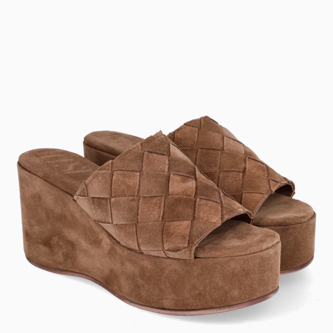 Sandalias de la marca Itse, modelo GAIA. Exterior de las sandalias fabricadas en ante color camel con pala trenzada. Interior en ante color camel. Suela con cuña de 8cm de altura. Estas sandalias Itse GAIA son un complemento ideal para esta temporada, estiliza y da estilo a tus looks!