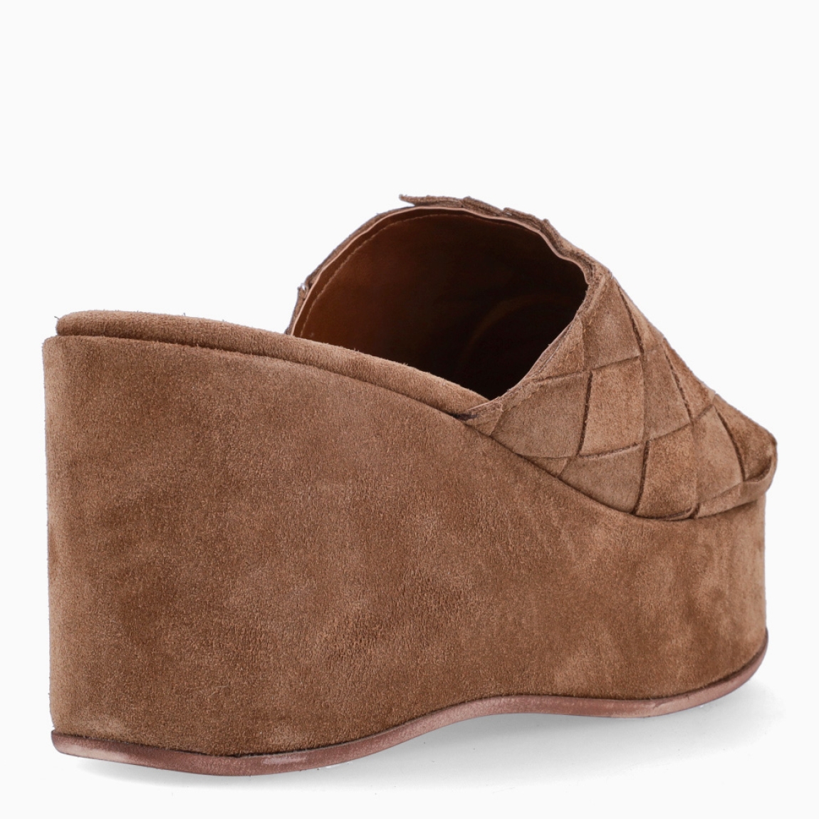Sandalias de la marca Itse, modelo GAIA. Exterior de las sandalias fabricadas en ante color camel con pala trenzada. Interior en ante color camel. Suela con cuña de 8cm de altura. Estas sandalias Itse GAIA son un complemento ideal para esta temporada, estiliza y da estilo a tus looks!
