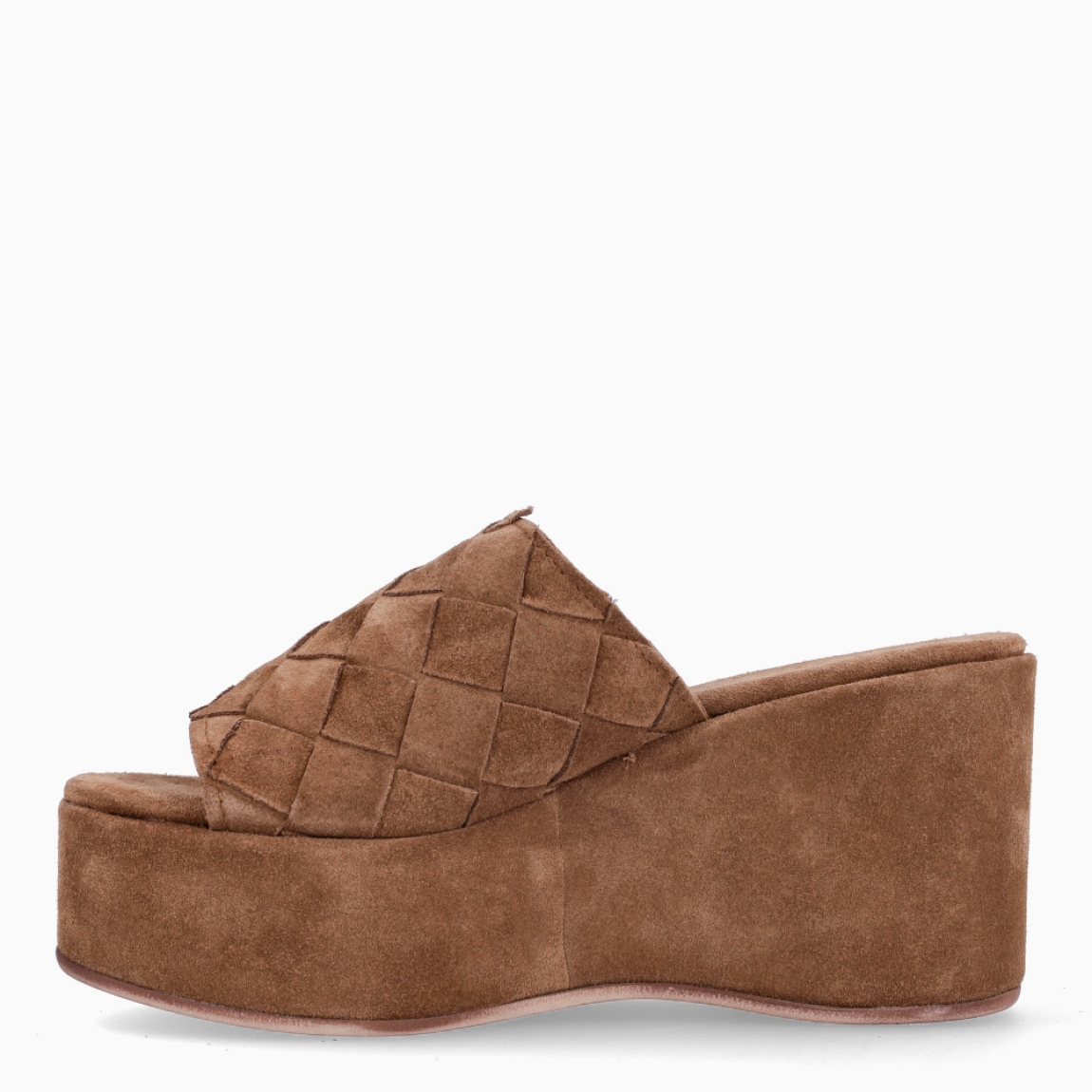 Sandalias de la marca Itse, modelo GAIA. Exterior de las sandalias fabricadas en ante color camel con pala trenzada. Interior en ante color camel. Suela con cuña de 8cm de altura. Estas sandalias Itse GAIA son un complemento ideal para esta temporada, estiliza y da estilo a tus looks!