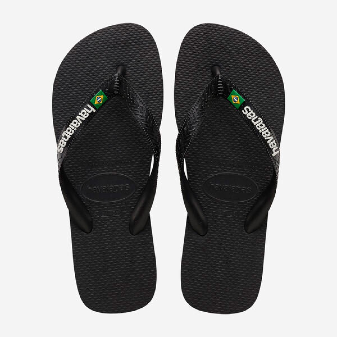 Chanclas de la marca Havaianas, modelo BRASIL. Chancas elaboradas en plástico color negro. Chanchas con ligereza, la suela de foma suave acompaña el pie sin pesar y el acabado antideslizante te da seguridad tanto en la arena como en el paseo de la tarde. El diseño se centra en estilizar el pie con unas tiras finas que aportan un brillo discreto y muy favorecedor, además del logo con la bandera. Cada detalle está pensado para que las chanclas Havaianas BRASIL funcionen como una extensión natural de tu estilo: limpias, depuradas y con ese punto elegante que diferencia unas chanclas premium de unas básicas.