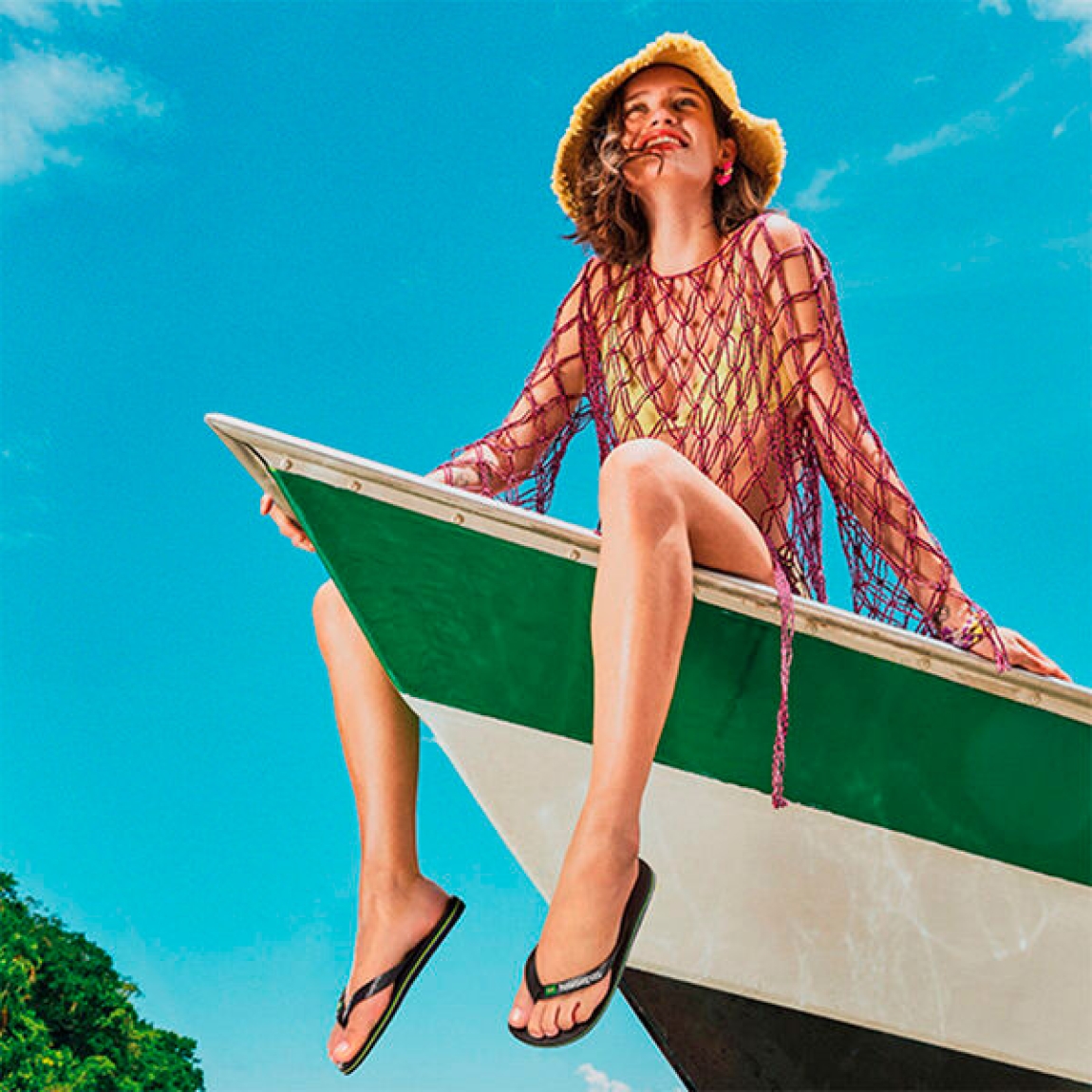 Chanclas de la marca Havaianas, modelo BRASIL. Chancas elaboradas en plástico color negro. Chanchas con ligereza, la suela de foma suave acompaña el pie sin pesar y el acabado antideslizante te da seguridad tanto en la arena como en el paseo de la tarde. El diseño se centra en estilizar el pie con unas tiras finas que aportan un brillo discreto y muy favorecedor, además del logo con la bandera. Cada detalle está pensado para que las chanclas Havaianas BRASIL funcionen como una extensión natural de tu estilo: limpias, depuradas y con ese punto elegante que diferencia unas chanclas premium de unas básicas.