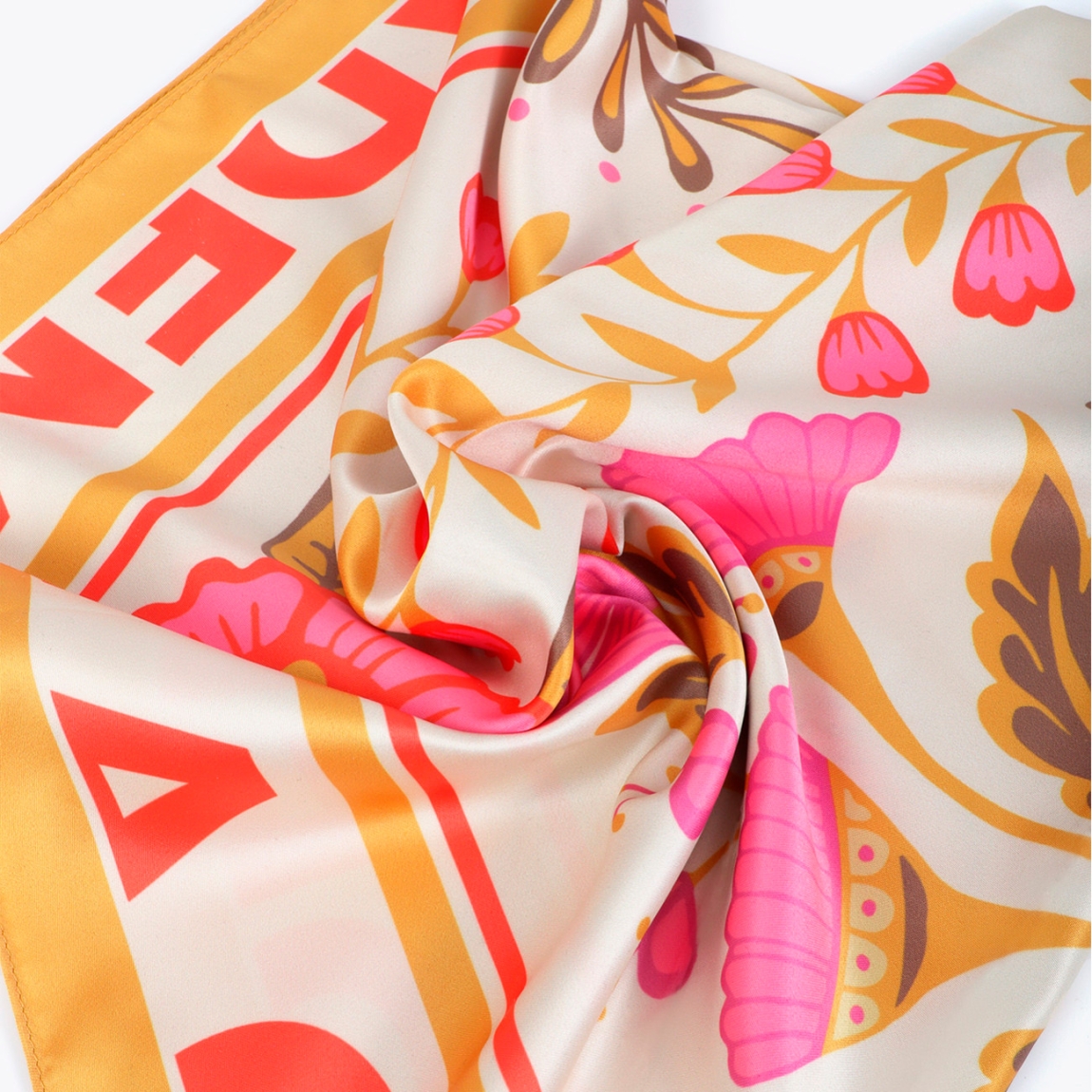 Pañuelo de la marca Lola Casademunt, modelo L0700. Pañuelo satinado vibrante con estampado floral combinado con figura animal. Material suave al tacto que aporta elegancia a cualquier look. Ideal para mejorar tu estilo diario o en ocasiones especiales. Mide 70x70 cm.