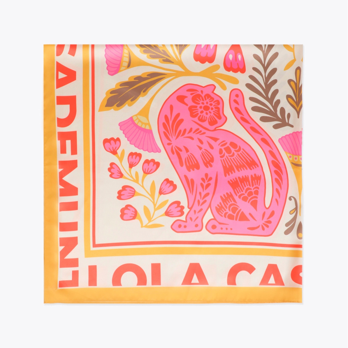 Pañuelo de la marca Lola Casademunt, modelo L0700. Pañuelo satinado vibrante con estampado floral combinado con figura animal. Material suave al tacto que aporta elegancia a cualquier look. Ideal para mejorar tu estilo diario o en ocasiones especiales. Mide 70x70 cm.