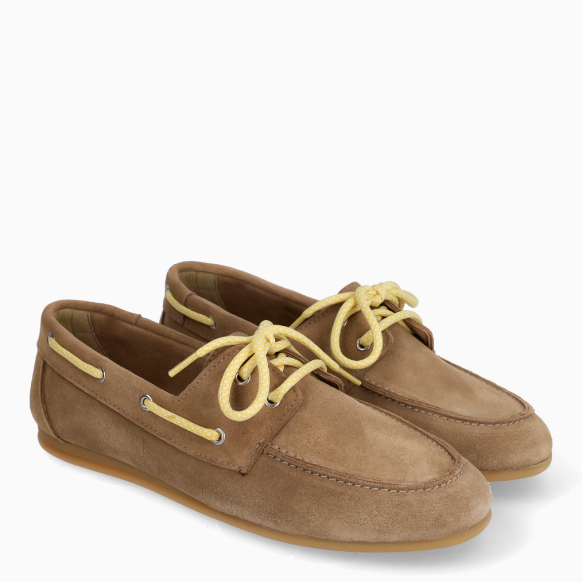 Naúticos de la marca POELMAN, modelo PL6. Naúticos confeccionados en ante de alta calidad, suave al tacto y que se adapta perfectamente a tu pie. Naúticos con cierre de cordones llamativos en la pala. Naúticos POELMAN, abierto en la parte trasera para un estilo relajado y una suela ligera para mayor comodidad diaria. Estos naúticos POELMAN PL7, es un básico imprescindible para el día a día.