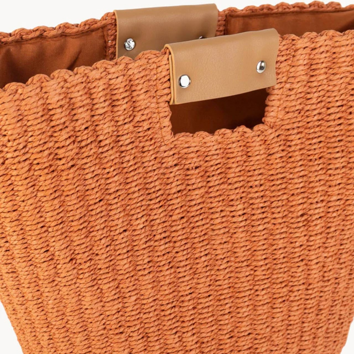 Bolso de marca KBAS, modelo ELODI. Bolso de mano confeccionado en fibra natural y con un vibrante color teja. Su diseño liso se complementa con un práctico cierre de cremallera, ofreciendo seguridad y estilo. Bolso KBAS, dispone de doble opción de transporte: puedes llevarlo cómodamente con su bandolera o de mano. Con unas medidas de 37 cm de largo, 16 cm de ancho y 28 cm de alto, es el accesorio ideal para cualquier ocasión. Este bolso KBAS ELODI no puede faltarte esta temporada!