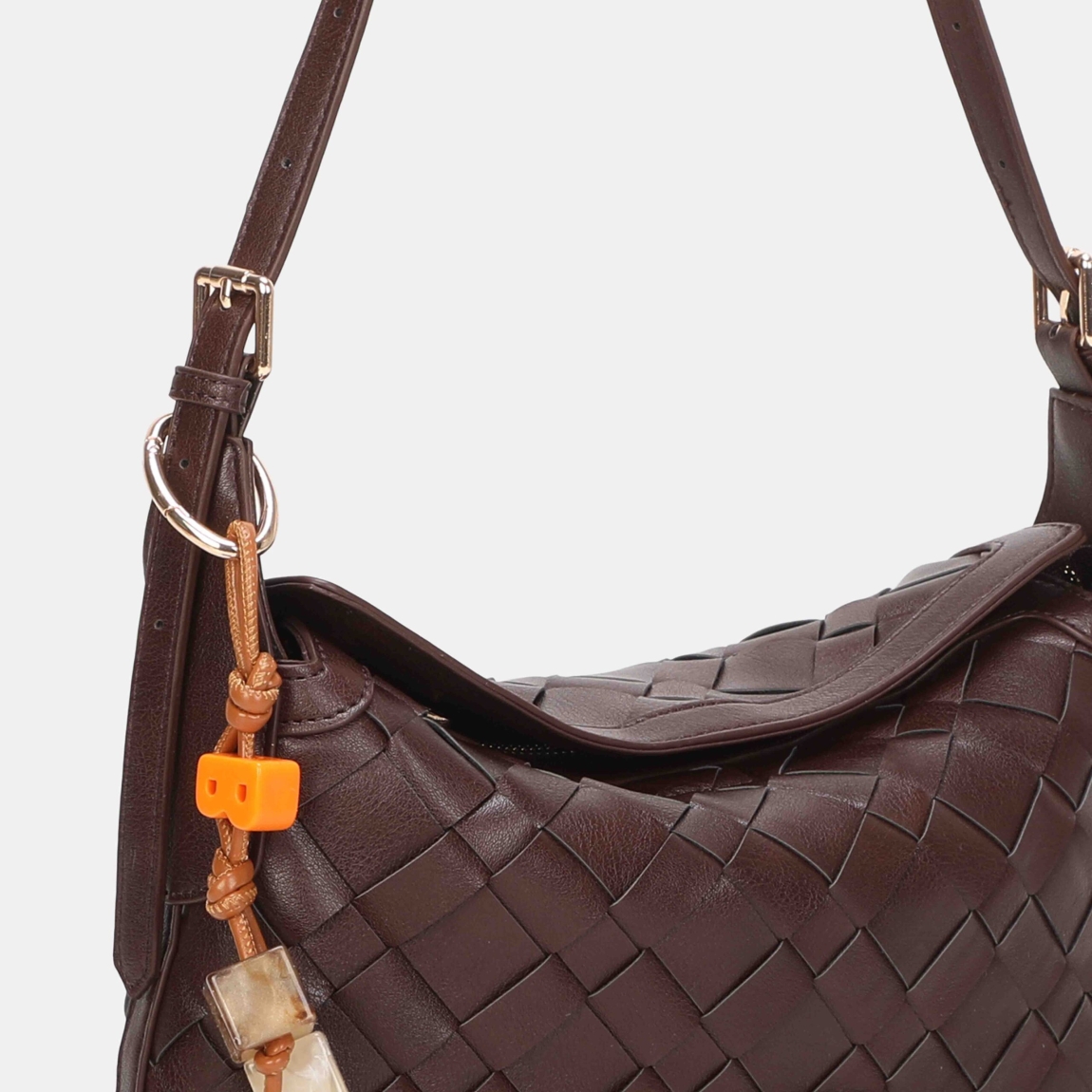 Bolso hombro de la marca Binnari, modelo ALEJANDRA. Bolso confeccionado en pu trenzado de alta calidad color marrón. Tiene 3 compartiementos en su interior, uno de ellos con cremallera, aportando así mayor seguridad.Además tiene un asa en su interior para poder llevarlo como bandolera, 2 en 1. Bolso Binnari ALEJANDRA, complemento ideal para llevar a todos lados! Medidas: alto 19cm y ancho 30cm.