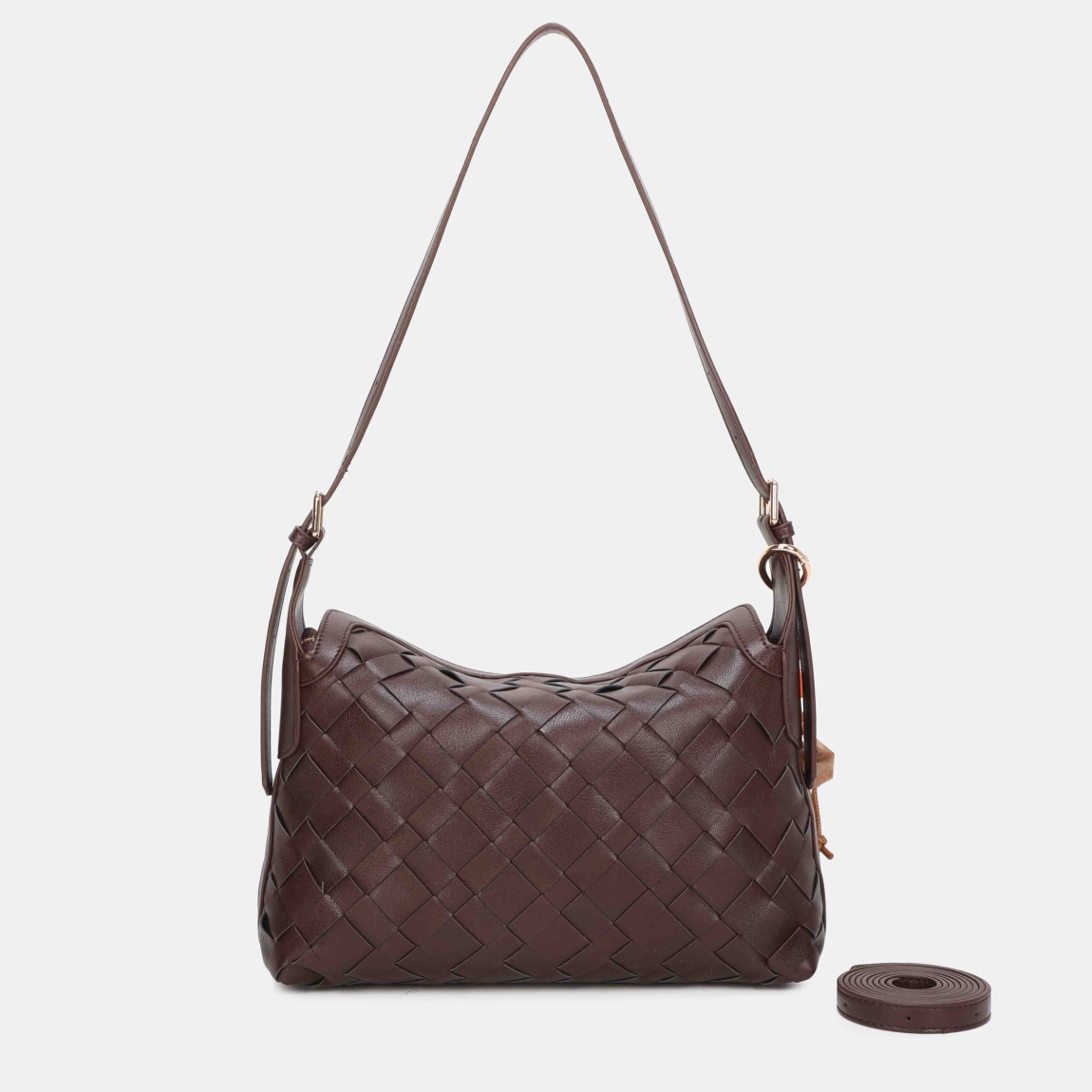 Bolso hombro de la marca Binnari, modelo ALEJANDRA. Bolso confeccionado en pu trenzado de alta calidad color marrón. Tiene 3 compartiementos en su interior, uno de ellos con cremallera, aportando así mayor seguridad.Además tiene un asa en su interior para poder llevarlo como bandolera, 2 en 1. Bolso Binnari ALEJANDRA, complemento ideal para llevar a todos lados! Medidas: alto 19cm y ancho 30cm.