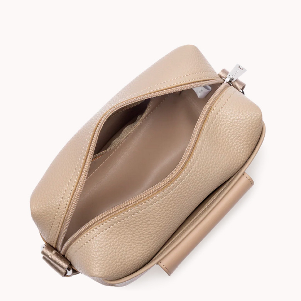 Bolso de la marca Lancaster, modelo MAYA DOUBLE. Bolso bandolera confeccionado en policloruro de vinilo con detalles de piel de vacuno color beig. Cuenta con un tarjetero frontal con cierre a presión, un bolsillo frontal simple y un bolsillo interior con cremallera. Se lleva cruzado o al hombro. Bolso Lancaster MAYA DOUBLE, ideal para llevarlo a todos lados! Medidas: alto 14cm y ancho 25cm.