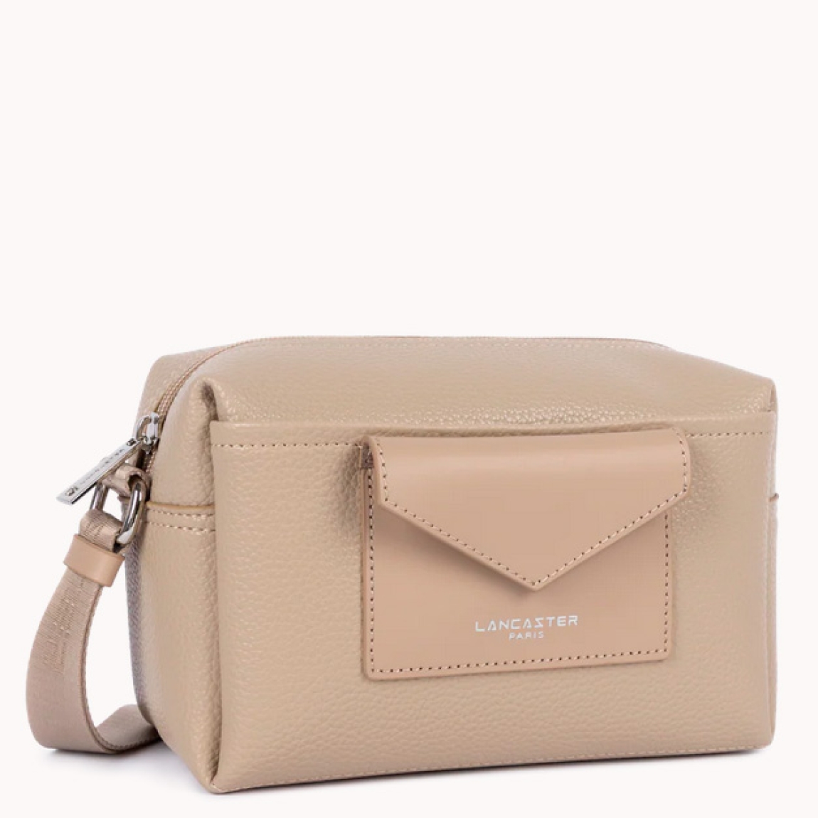 Bolso de la marca Lancaster, modelo MAYA DOUBLE. Bolso bandolera confeccionado en policloruro de vinilo con detalles de piel de vacuno color beig. Cuenta con un tarjetero frontal con cierre a presión, un bolsillo frontal simple y un bolsillo interior con cremallera. Se lleva cruzado o al hombro. Bolso Lancaster MAYA DOUBLE, ideal para llevarlo a todos lados! Medidas: alto 14cm y ancho 25cm.
