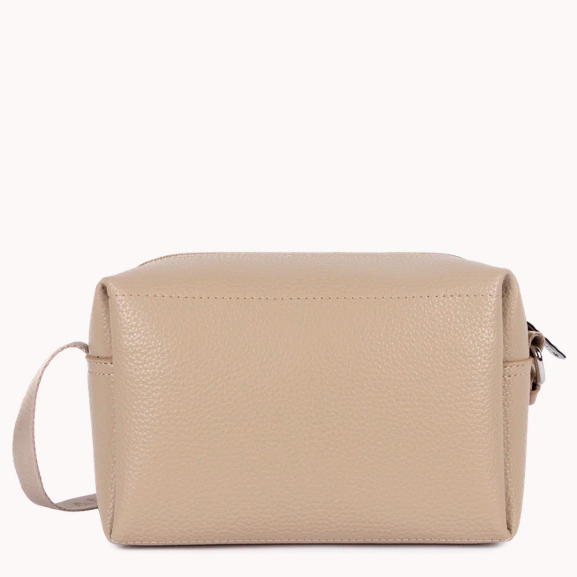 Bolso de la marca Lancaster, modelo MAYA DOUBLE. Bolso bandolera confeccionado en policloruro de vinilo con detalles de piel de vacuno color beig. Cuenta con un tarjetero frontal con cierre a presión, un bolsillo frontal simple y un bolsillo interior con cremallera. Se lleva cruzado o al hombro. Bolso Lancaster MAYA DOUBLE, ideal para llevarlo a todos lados! Medidas: alto 14cm y ancho 25cm.