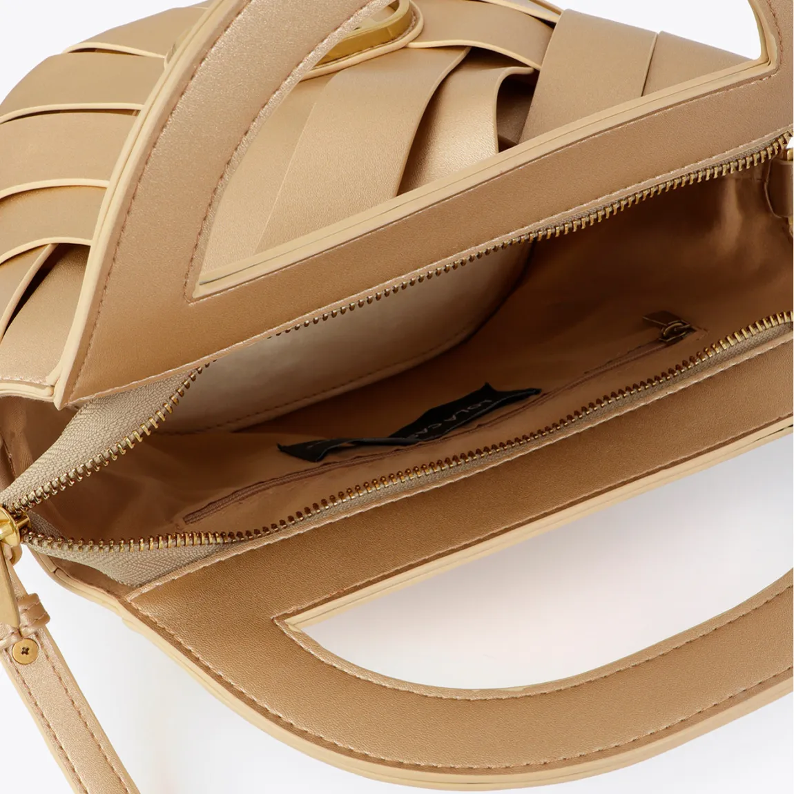 Bolso elegante de diseño trenzado de la marca Lola Casademunt, modelo ILLARI. Bolso en color oro con asa de mano. Incluye logo dorado en el frente y cierre de cremallera. Bolso Lola Casademunt con acabado liso y la correa ajustable aportan versatilidad y estilo a cada conjunto.ALTO 28cm ANCHO 29cm PROFUNDIDAD 16