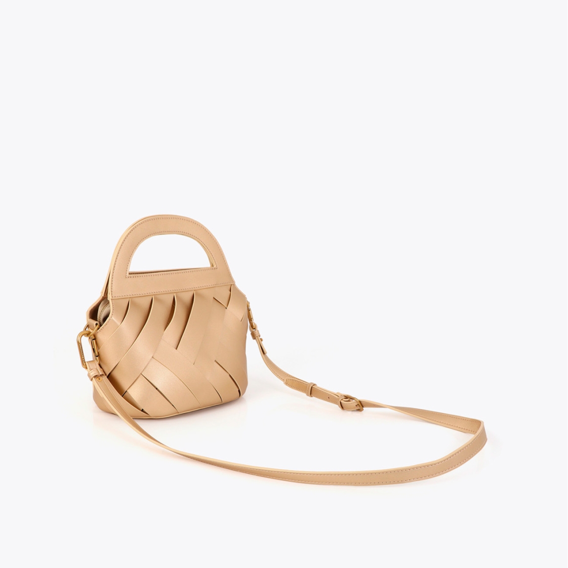 Bolso elegante de diseño trenzado de la marca Lola Casademunt, modelo ILLARI. Bolso en color oro con asa de mano. Incluye logo dorado en el frente y cierre de cremallera. Bolso Lola Casademunt con acabado liso y la correa ajustable aportan versatilidad y estilo a cada conjunto.ALTO 28cm ANCHO 29cm PROFUNDIDAD 16