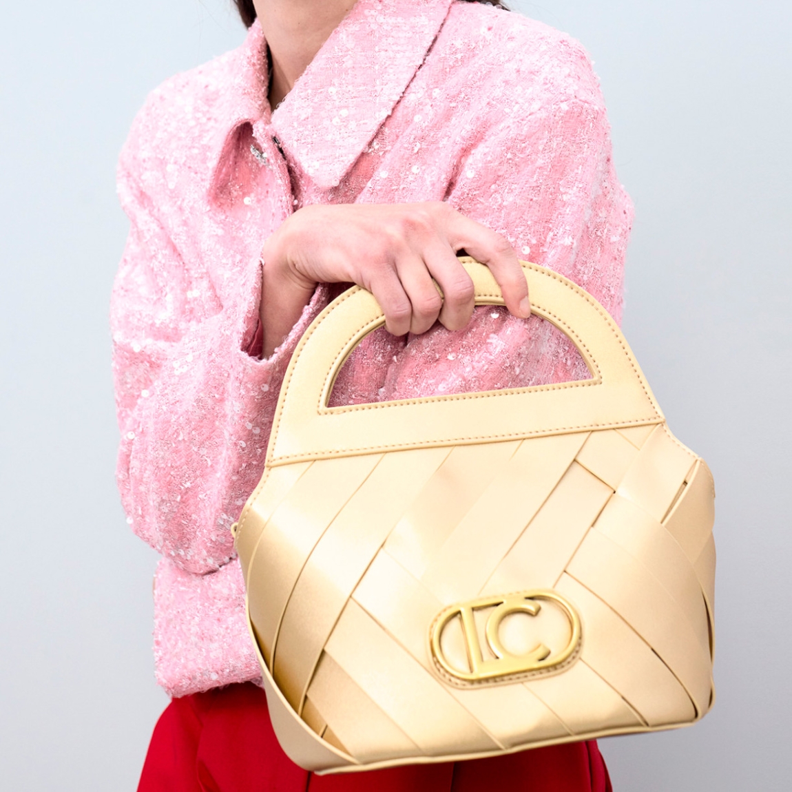 Bolso elegante de diseño trenzado de la marca Lola Casademunt, modelo ILLARI. Bolso en color oro con asa de mano. Incluye logo dorado en el frente y cierre de cremallera. Bolso Lola Casademunt con acabado liso y la correa ajustable aportan versatilidad y estilo a cada conjunto.ALTO 28cm ANCHO 29cm PROFUNDIDAD 16