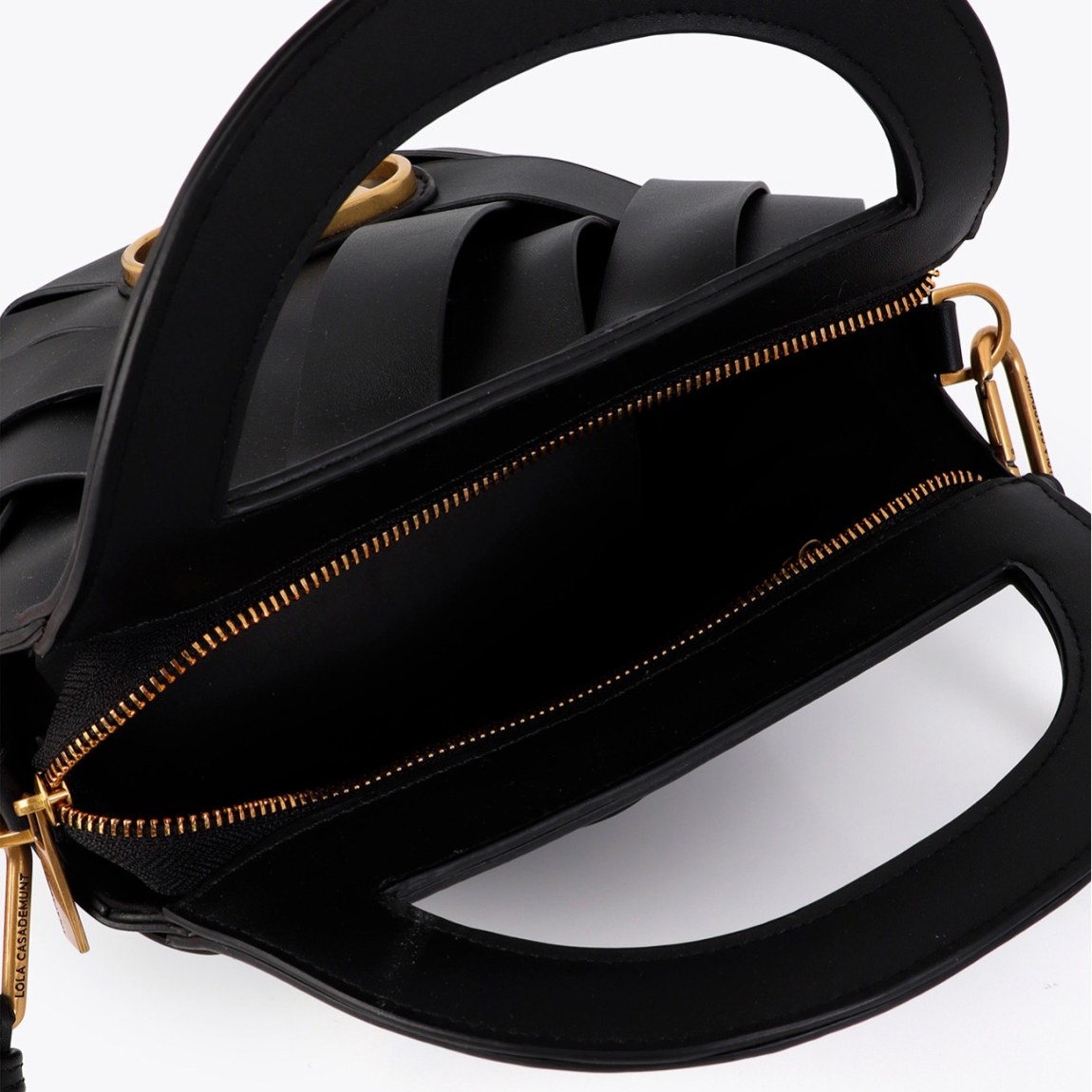 Bolso elegante de diseño trenzado de la marca Lola Casademunt, modelo ILLARI. Bolso en color negro con asa de mano. Incluye logo dorado en el frente y cierre de cremallera. Bolso Lola Casademunt con acabado liso y la correa ajustable aportan versatilidad y estilo a cada conjunto.ALTO 28cm ANCHO 29cm PROFUNDIDAD 16