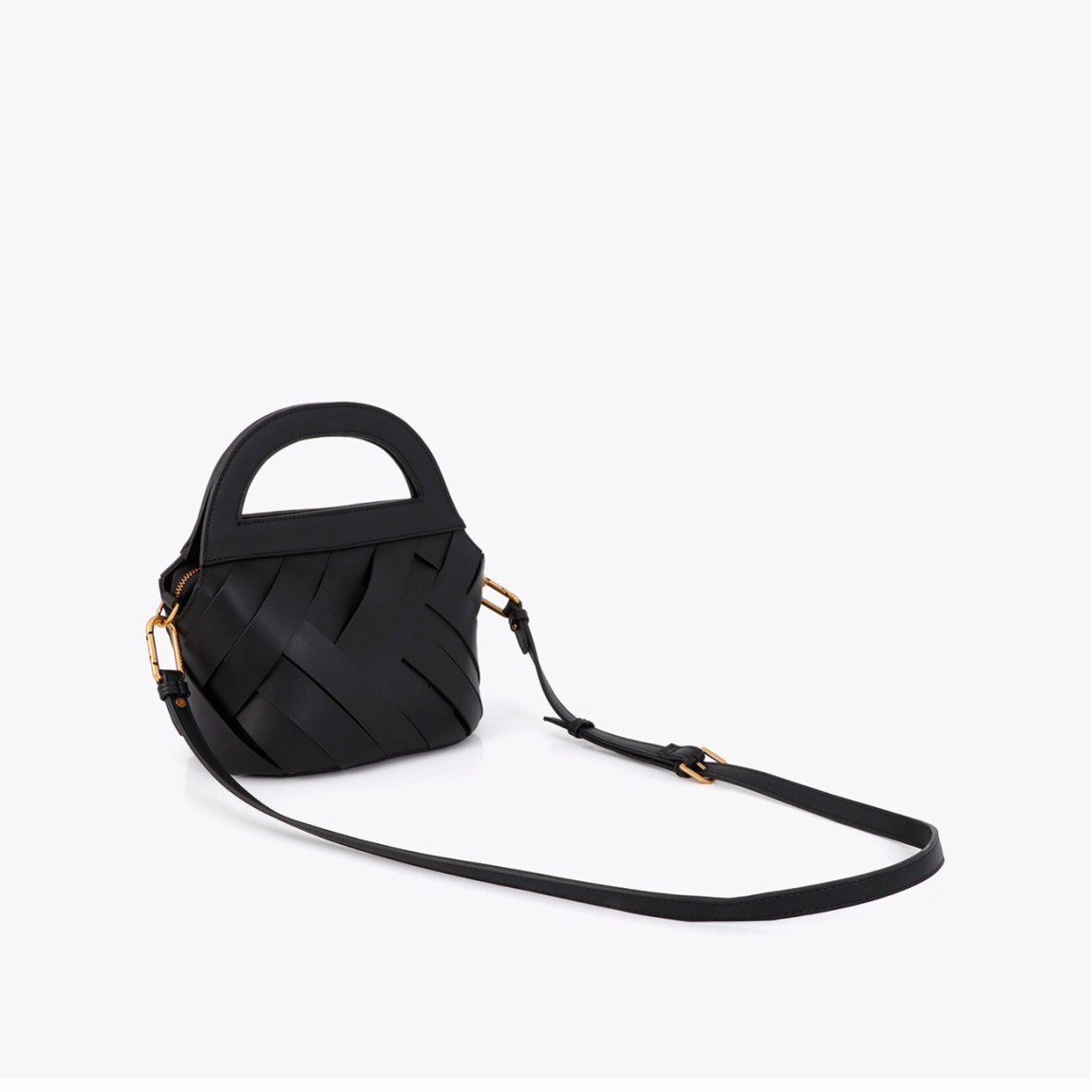 Bolso elegante de diseño trenzado de la marca Lola Casademunt, modelo ILLARI. Bolso en color negro con asa de mano. Incluye logo dorado en el frente y cierre de cremallera. Bolso Lola Casademunt con acabado liso y la correa ajustable aportan versatilidad y estilo a cada conjunto.ALTO 28cm ANCHO 29cm PROFUNDIDAD 16