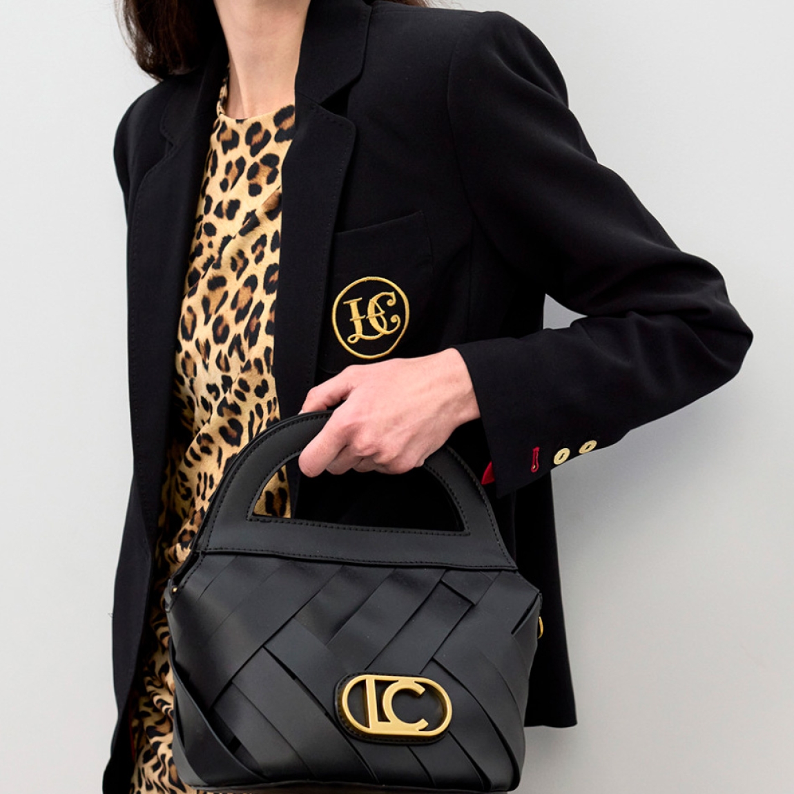 Bolso elegante de diseño trenzado de la marca Lola Casademunt, modelo ILLARI. Bolso en color negro con asa de mano. Incluye logo dorado en el frente y cierre de cremallera. Bolso Lola Casademunt con acabado liso y la correa ajustable aportan versatilidad y estilo a cada conjunto.ALTO 28cm ANCHO 29cm PROFUNDIDAD 16