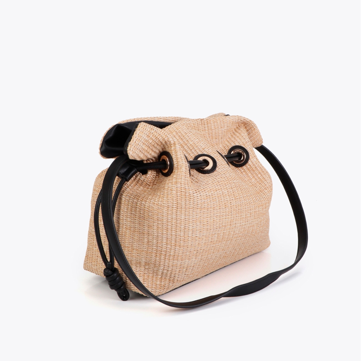 Elegante bombonera de la marca Lola Casademunt, modelo BOMBAY. Bolso elaborado con efecto rafia combinada con detalles de efecto piel. Diseño con cierre ajustable y asa larga en piel sintética para mayor comodidad. Bolso Lola Casademunt, BOMBAY, es ideal para el día a día con un toque de sofisticación veraniega. Medidas: alto 28cm y ancho 35cm.