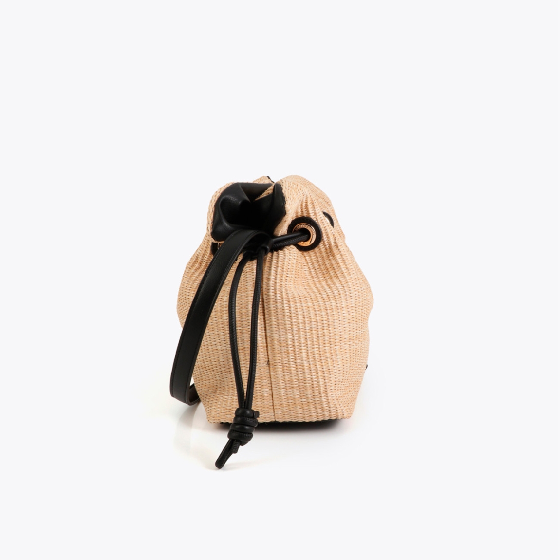 Elegante bombonera de la marca Lola Casademunt, modelo BOMBAY. Bolso elaborado con efecto rafia combinada con detalles de efecto piel. Diseño con cierre ajustable y asa larga en piel sintética para mayor comodidad. Bolso Lola Casademunt, BOMBAY, es ideal para el día a día con un toque de sofisticación veraniega. Medidas: alto 28cm y ancho 35cm.