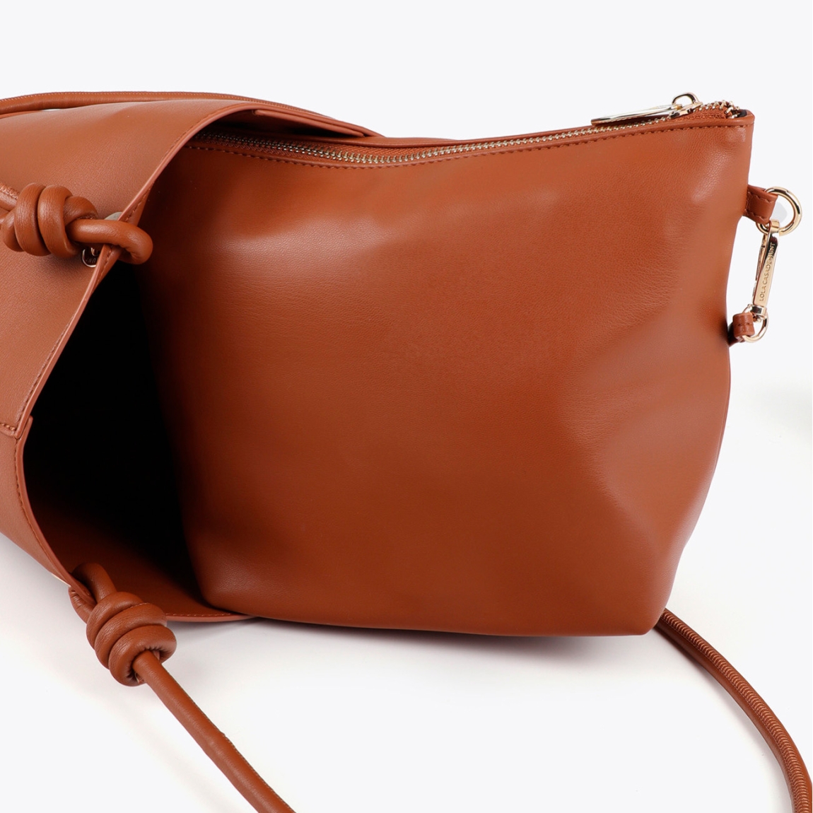 Bolso shopper elegante de la marca Lola Casademunt, modelo MARTINA. Bolso con asas superiores ajustables. Diseño minimalista en cuero sintético marrón y detalle metálico dorado en la base. Bolso Lola Casademunt MARTINA con amplio espacio interior con cierre de seguridad. Ideal para el día a día.ALTO 33cm ANCHO 36cm PROFUNDIDAD 12cm