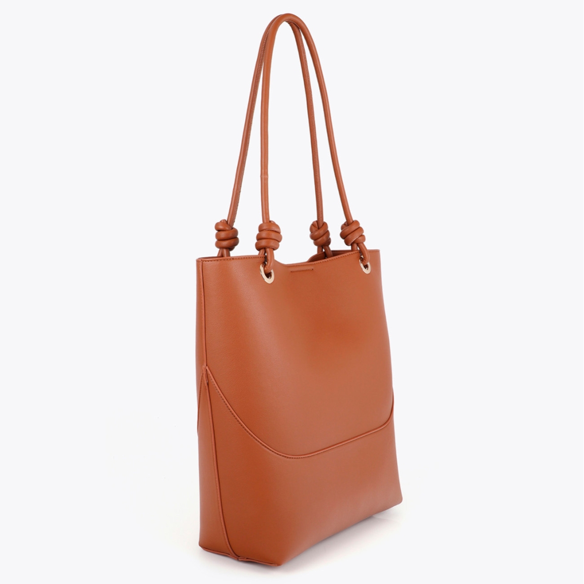 Bolso shopper elegante de la marca Lola Casademunt, modelo MARTINA. Bolso con asas superiores ajustables. Diseño minimalista en cuero sintético marrón y detalle metálico dorado en la base. Bolso Lola Casademunt MARTINA con amplio espacio interior con cierre de seguridad. Ideal para el día a día.ALTO 33cm ANCHO 36cm PROFUNDIDAD 12cm