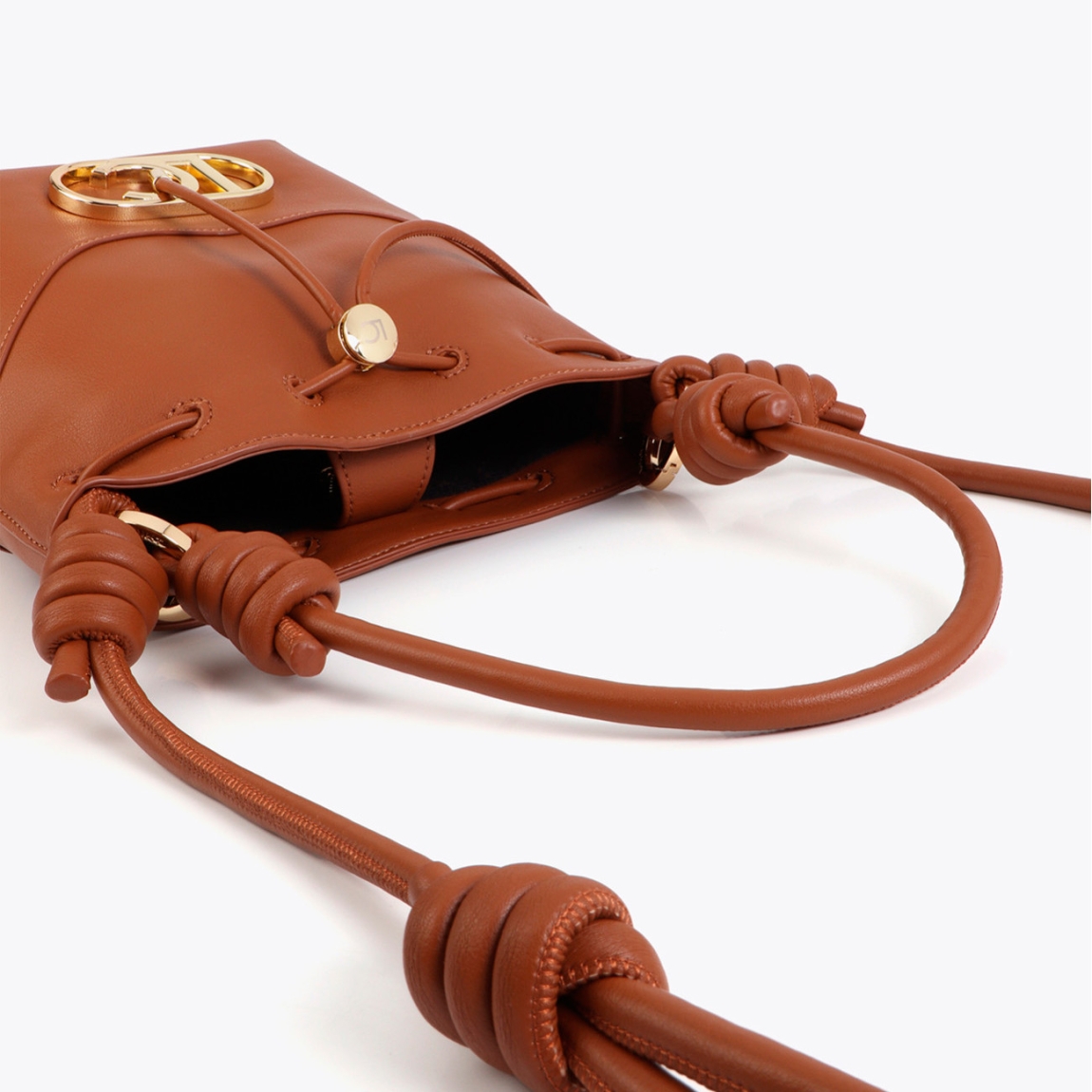 Bolso shopper elegante de la marca Lola Casademunt, modelo LETTY. Bolso con asas superiores ajustables. Diseño minimalista en cuero sintético marrón y detalle metálico dorado en la base. Bolso Lola Casademut LETT, con amplio espacio interior con cierre de seguridad. Ideal para el día a día.ALTO 33cm ANCHO 36cm PROFUNDIDAD 12cm