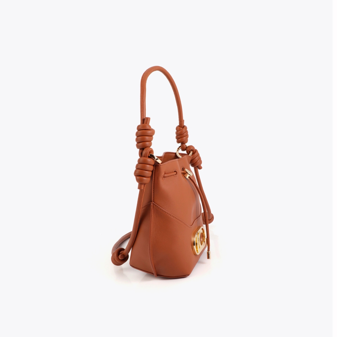 Bolso shopper elegante de la marca Lola Casademunt, modelo LETTY. Bolso con asas superiores ajustables. Diseño minimalista en cuero sintético marrón y detalle metálico dorado en la base. Bolso Lola Casademut LETT, con amplio espacio interior con cierre de seguridad. Ideal para el día a día.ALTO 33cm ANCHO 36cm PROFUNDIDAD 12cm