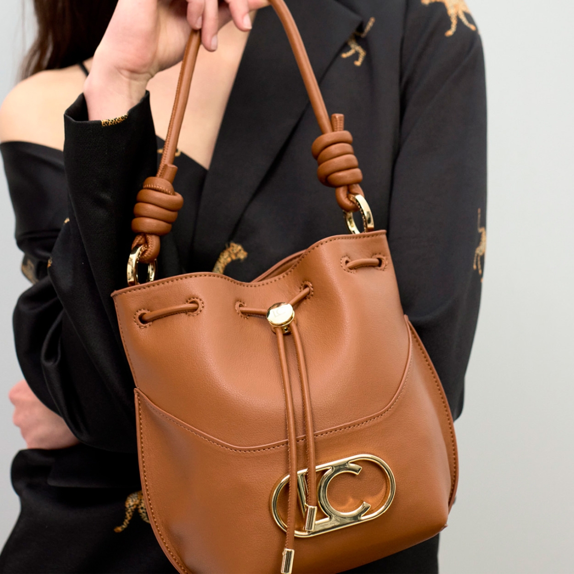 Bolso shopper elegante de la marca Lola Casademunt, modelo LETTY. Bolso con asas superiores ajustables. Diseño minimalista en cuero sintético marrón y detalle metálico dorado en la base. Bolso Lola Casademut LETT, con amplio espacio interior con cierre de seguridad. Ideal para el día a día.ALTO 33cm ANCHO 36cm PROFUNDIDAD 12cm
