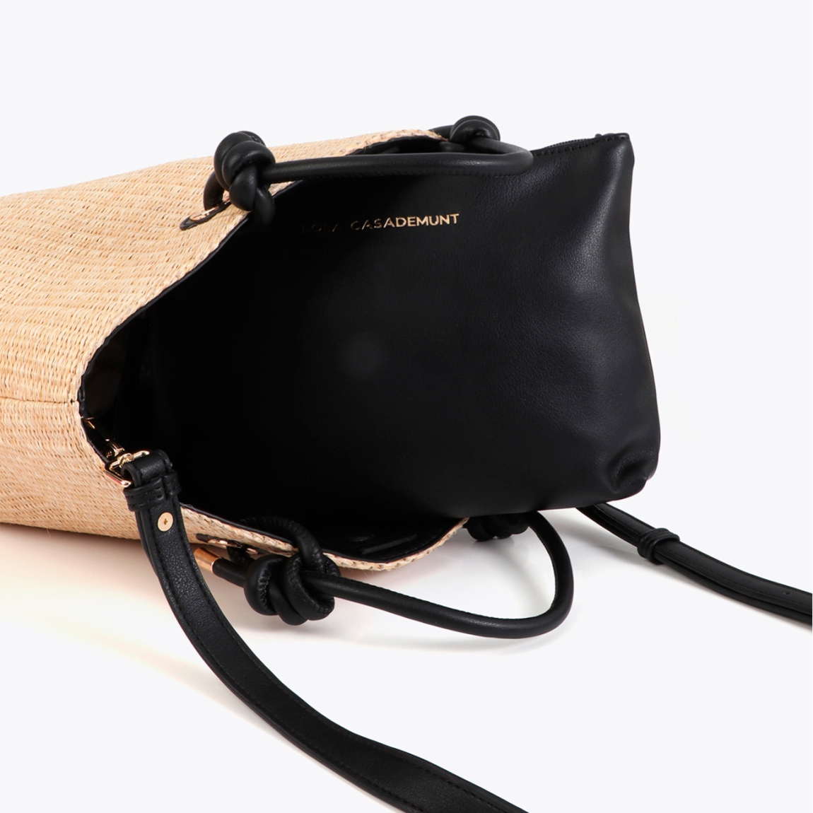 Bolso tipo capazo con efecto rafia de la marca Lola Casademunt, modelo LUCIANA. Bolso elegante y versátil. Asa doble en negro con detalles en dorado. Interior amplio con cierre de cremallera y forro suave. Bolso Lola Casademunt, LUCIANA, ideal para complementar tus looks veraniegos con un toque chic.ALTO 29cm- ANCHO 32cm PROFUNDIDAD 12.5cm