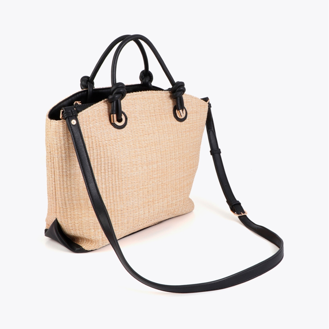 Bolso tipo capazo con efecto rafia de la marca Lola Casademunt, modelo LUCIANA. Bolso elegante y versátil. Asa doble en negro con detalles en dorado. Interior amplio con cierre de cremallera y forro suave. Bolso Lola Casademunt, LUCIANA, ideal para complementar tus looks veraniegos con un toque chic.ALTO 29cm- ANCHO 32cm PROFUNDIDAD 12.5cm