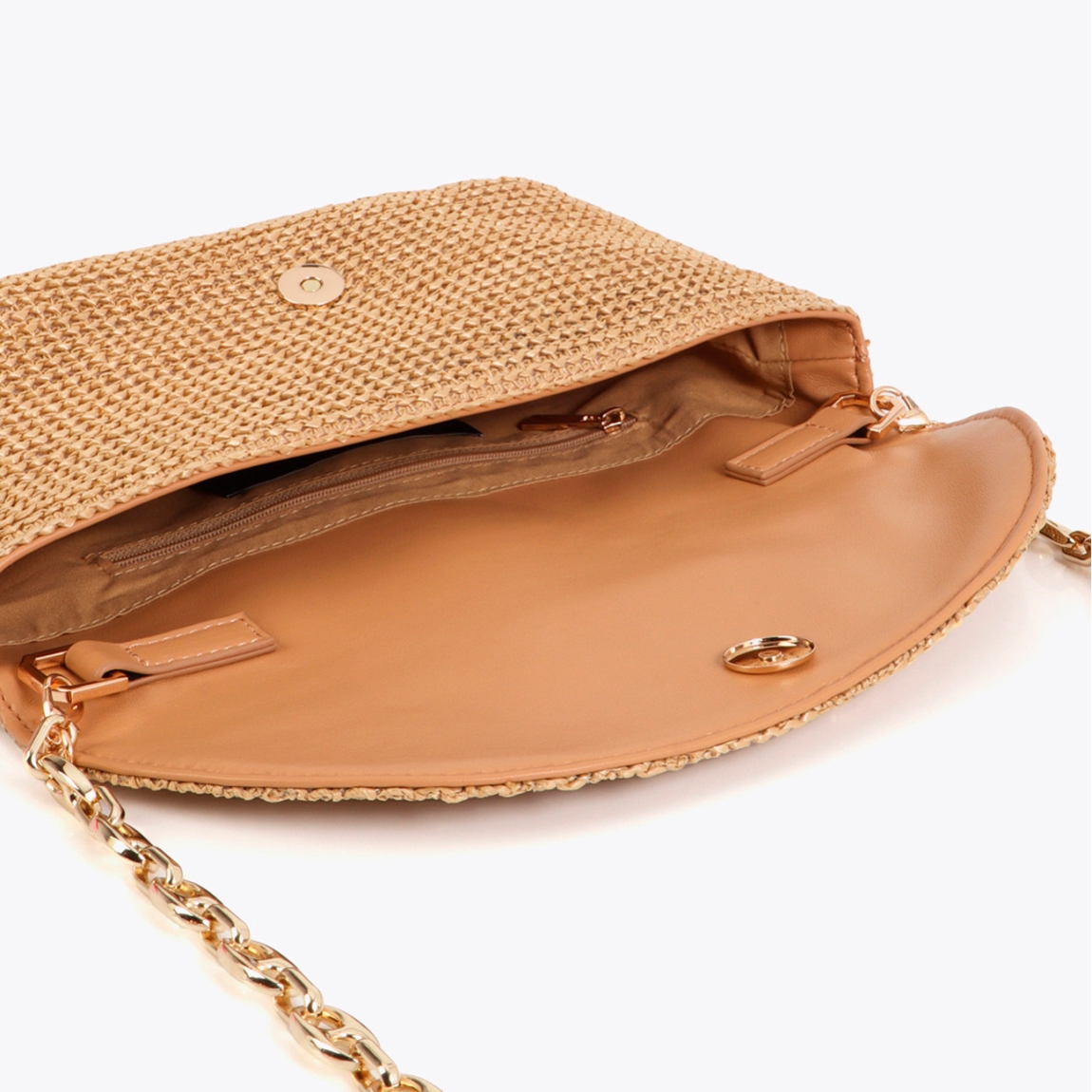 Bolso de la marca Lola Casademunt, modelo RAYSA. Bolso confeccionado en material efecto rafia, perfecto para eventos. Con detalle de logotipo leopardo en el cierre. Boklso Lola Casademunt con asa de cadena dorada desmontable y forro interior suave. Este bolso Lola Casademunt RAYSA, es un complemento ideal para llevar esta temporada! Medidas: alto 12cm y ancho 27cm.