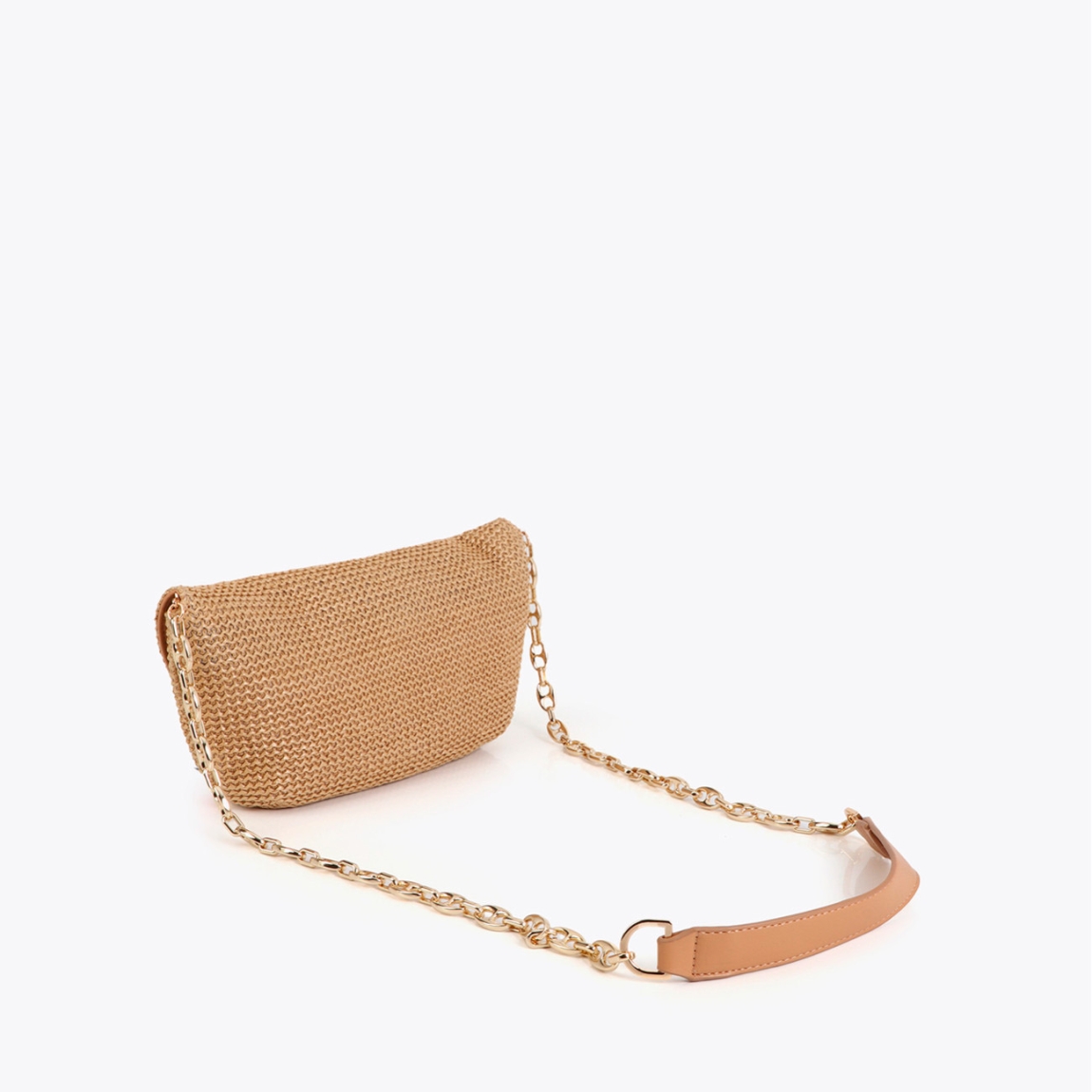 Bolso de la marca Lola Casademunt, modelo RAYSA. Bolso confeccionado en material efecto rafia, perfecto para eventos. Con detalle de logotipo leopardo en el cierre. Boklso Lola Casademunt con asa de cadena dorada desmontable y forro interior suave. Este bolso Lola Casademunt RAYSA, es un complemento ideal para llevar esta temporada! Medidas: alto 12cm y ancho 27cm.