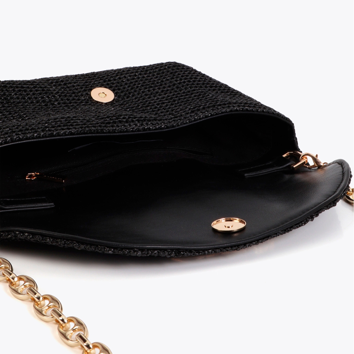 Bolso de la marca Lola Casademunt, modelo RAYSA. Bolso confeccionado en material efecto rafia color negro, perfecto para eventos. Con detalle de logotipo leopardo en el cierre. Bolso Lola Casademunt con asa de cadena dorada desmontable y forro interior suave. Este bolso Lola Casademunt RAYSA, es un complemento ideal para llevar esta temporada! Medidas: alto 12cm y ancho 27cm.