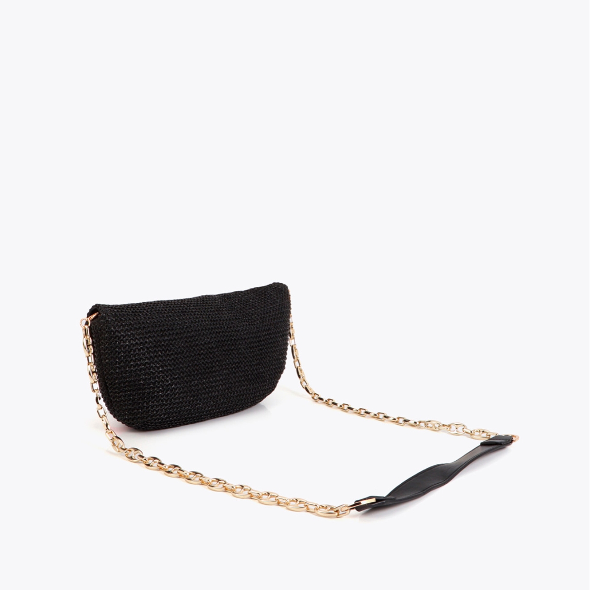 Bolso de la marca Lola Casademunt, modelo RAYSA. Bolso confeccionado en material efecto rafia color negro, perfecto para eventos. Con detalle de logotipo leopardo en el cierre. Bolso Lola Casademunt con asa de cadena dorada desmontable y forro interior suave. Este bolso Lola Casademunt RAYSA, es un complemento ideal para llevar esta temporada! Medidas: alto 12cm y ancho 27cm.