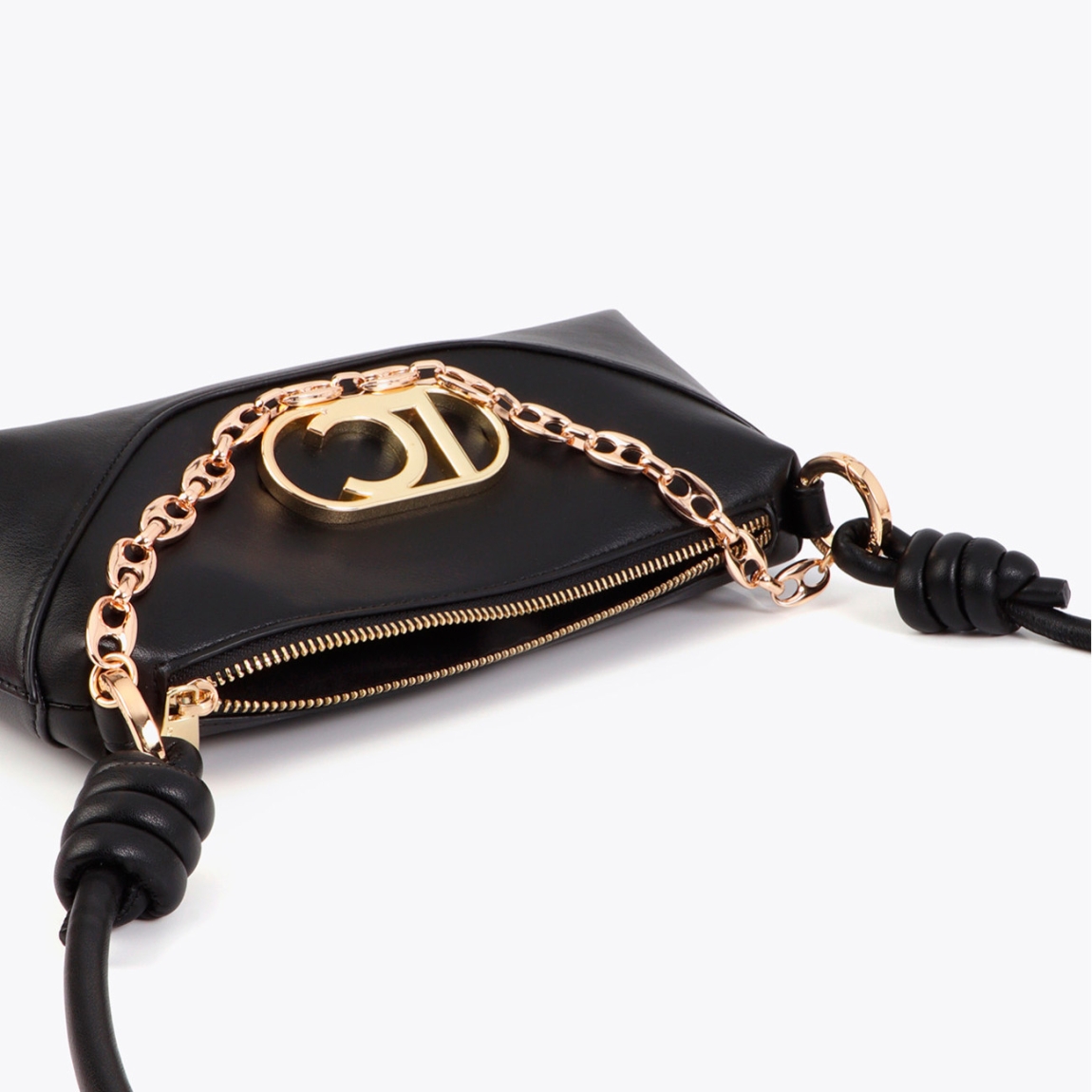 Bandolera elegante de la marca Lola Casademunt, modelo MIKELA. Bolsoelaborado en polipiel color negro, decorada con un asa de nudos y cadena dorada. Incluye pieza inferior ajustable con cierre de cremallera. Bolso Lola Casademunt, modelo MIKELA, con diseño versátil y moderno con el logo destacado.ALTO 12cm ANCHO 26cm PROFUNDIDAD 7cm