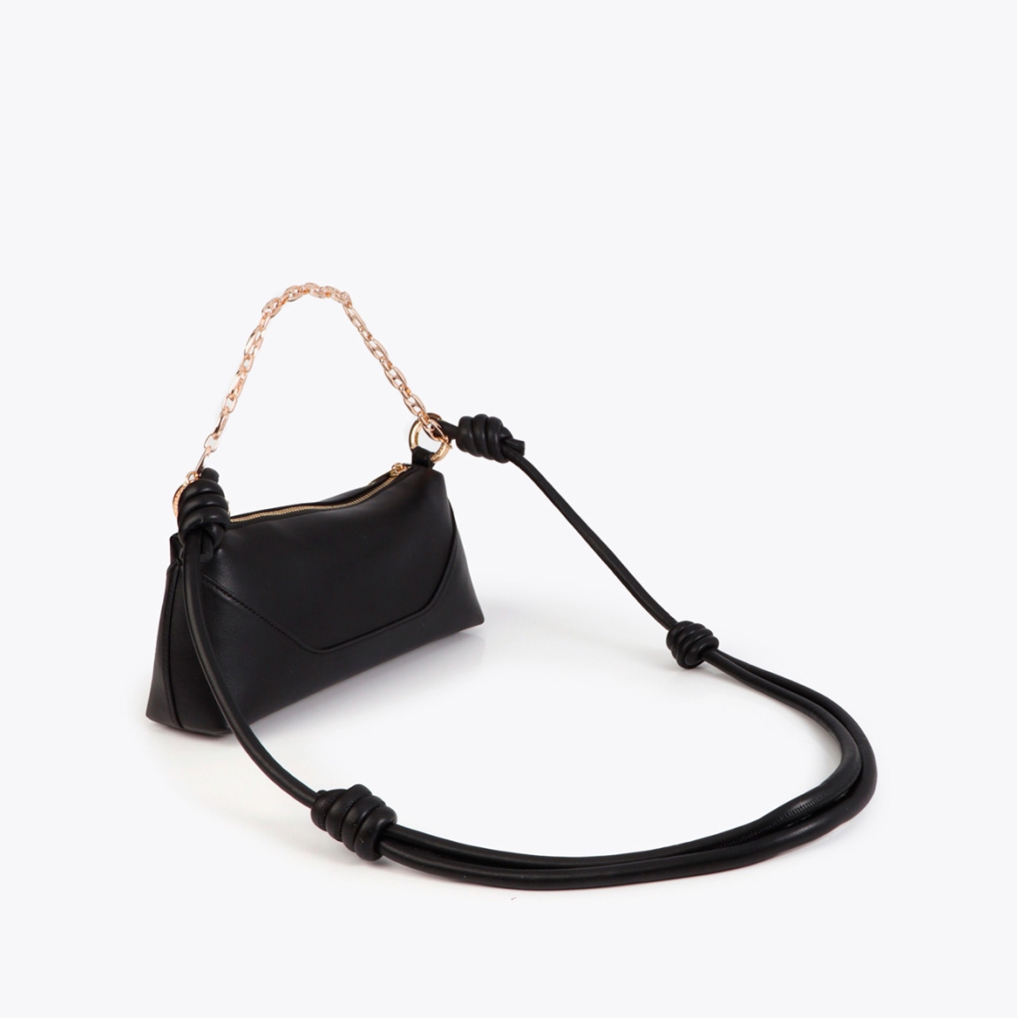 Bandolera elegante de la marca Lola Casademunt, modelo MIKELA. Bolsoelaborado en polipiel color negro, decorada con un asa de nudos y cadena dorada. Incluye pieza inferior ajustable con cierre de cremallera. Bolso Lola Casademunt, modelo MIKELA, con diseño versátil y moderno con el logo destacado.ALTO 12cm ANCHO 26cm PROFUNDIDAD 7cm