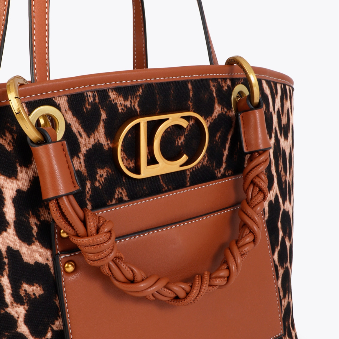 Bolso shopper de la marca Lola Casademunt, modelo MARITZA. Bolso elaborado en textil con un llamativo estampado leopardo y detalles en efecto piel marrón. Incluye asas trenzadas y cierre magnético. Bolso Lola Casademunt con bolsillo frontal con el logo en dorado. Bolso Lola Casademunt MARITZA, perfecto para un look urbano sofisticado.ALTO 24cm ANCHO 31cm PROFUNDIDAD 17cm