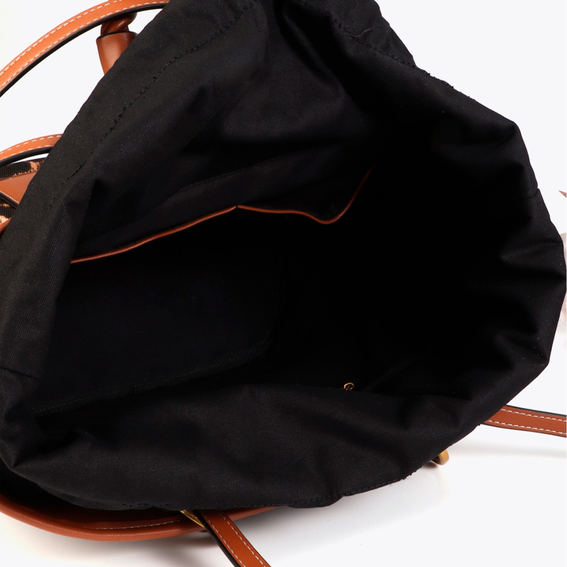 Bolso shopper de la marca Lola Casademunt, modelo MARITZA. Bolso elaborado en textil con un llamativo estampado leopardo y detalles en efecto piel marrón. Incluye asas trenzadas y cierre magnético. Bolso Lola Casademunt con bolsillo frontal con el logo en dorado. Bolso Lola Casademunt MARITZA, perfecto para un look urbano sofisticado.ALTO 24cm ANCHO 31cm PROFUNDIDAD 17cm