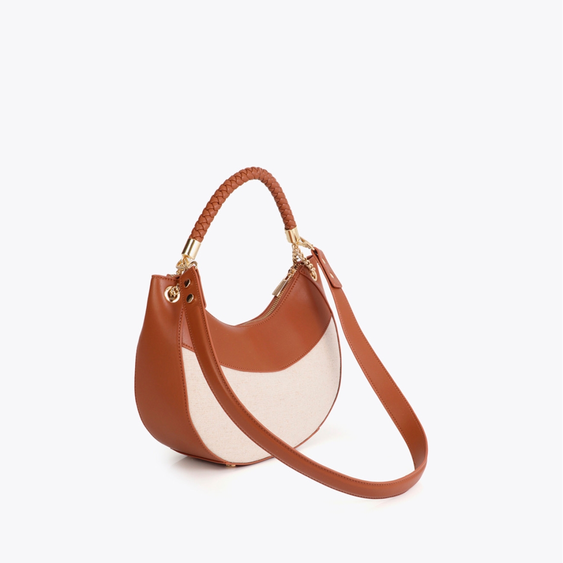 Bolso hobo de la marca Lola Casademunt, modelo AMPARO. Bolso con un diseño bicolor en canvas y efecto piel. Asa trenzada para mayor comodidad, cierre de cremallera y detalles metálicos dorados. Bolso Lola Casademunt con compartimento interno espacioso y detalles de logo en el frente. Bolso AMPARO, ideal para llevar a todos lados!ALTO 17cm ANCHO 27cm PROFUNDIDAD 9cm