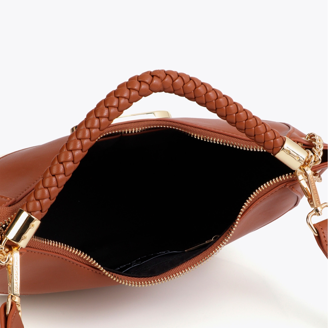 Bolso hobo de la marca Lola Casademunt, modelo AMPARO. Bolso con un diseño bicolor en canvas y efecto piel. Asa trenzada para mayor comodidad, cierre de cremallera y detalles metálicos dorados. Bolso Lola Casademunt con compartimento interno espacioso y detalles de logo en el frente. Bolso AMPARO, ideal para llevar a todos lados!ALTO 17cm ANCHO 27cm PROFUNDIDAD 9cm