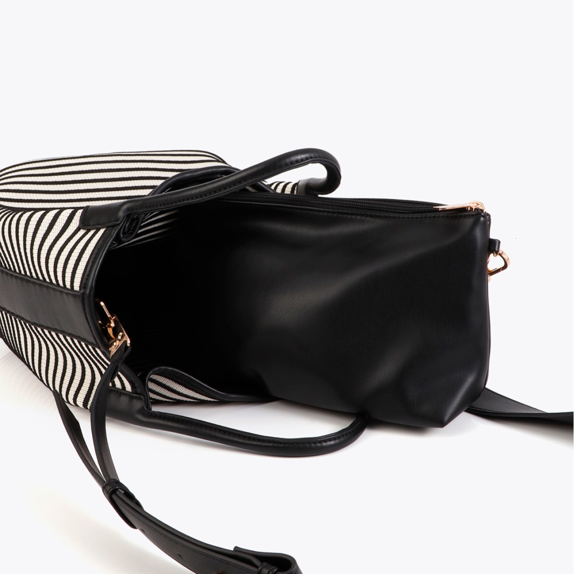 Bolso shopper de la marca Lola Casademunt, modelo MARTIN. Bolso confeccionado en tejido a rayas con detalles en efecto piel color negro y blanco. Amplio espacio interior con cierre de cremallera. Ideal para llevar tus esenciales con estilo. Bolso Lola Casademunt con asas dobles cómodas para llevar al hombro. Bolso Lola Casademunt MARTIN, ideal para ti!ALTO 30cm ANCHO 28cm PROFUNDIDAD 17cm