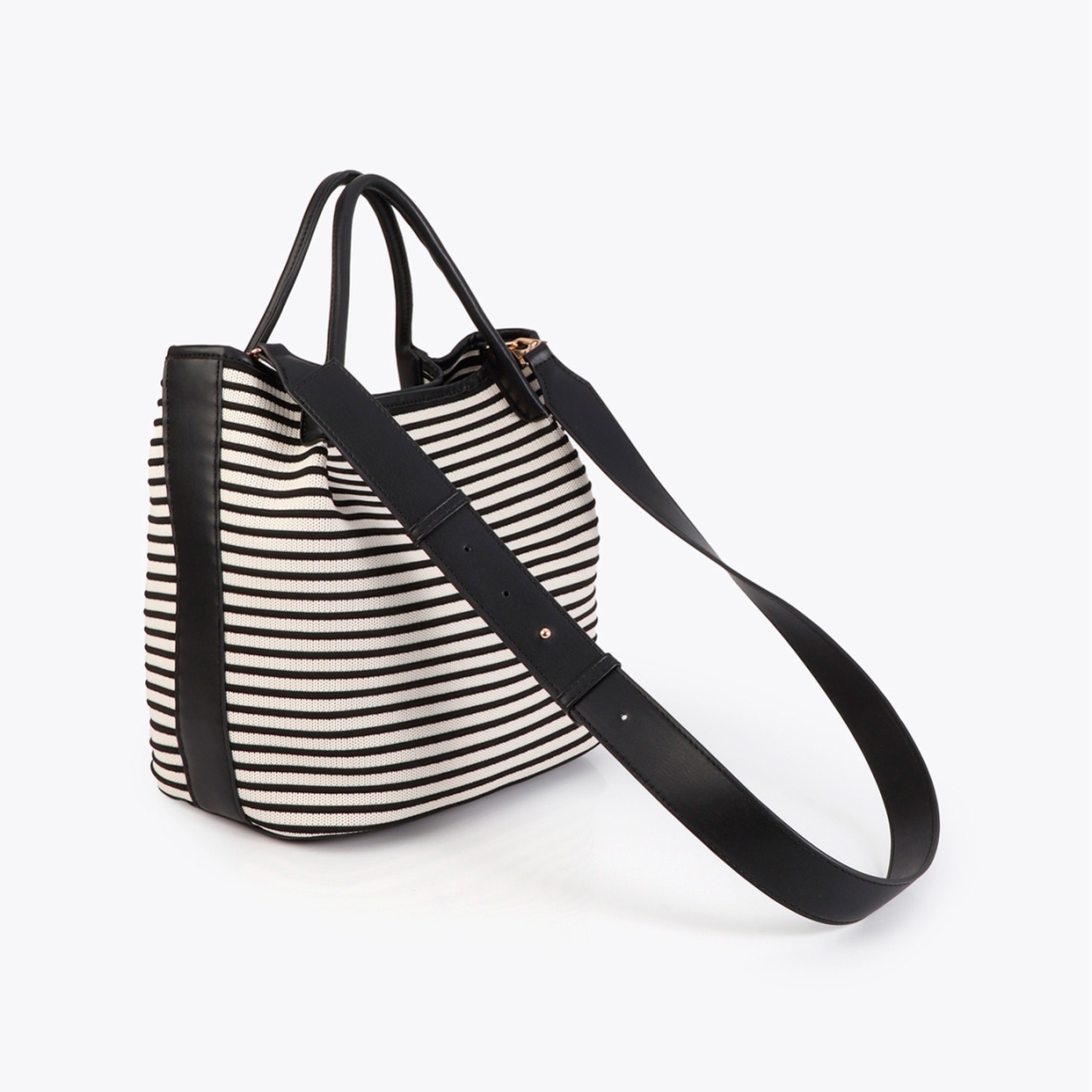 Bolso shopper de la marca Lola Casademunt, modelo MARTIN. Bolso confeccionado en tejido a rayas con detalles en efecto piel color negro y blanco. Amplio espacio interior con cierre de cremallera. Ideal para llevar tus esenciales con estilo. Bolso Lola Casademunt con asas dobles cómodas para llevar al hombro. Bolso Lola Casademunt MARTIN, ideal para ti!ALTO 30cm ANCHO 28cm PROFUNDIDAD 17cm