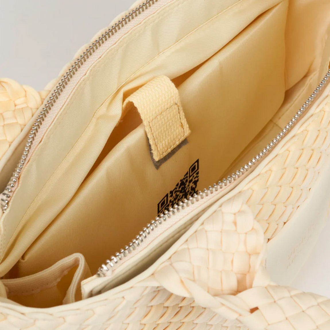 Bolso de la marca Verb To Do, modelo AMELIA. Bolso elaborado en neopreno color amarillo, pensado para los días que piden ligereza y libertad. Bolso con tamaño compacto, ligero y resistente. Cuenta con cierre de cremallera, y doble asa, una de mano y otra, con correa ajustable mate en marrón oscuro, con hebilla reguladora de acero inoxidable. Bolso VTD AMELIA, ideal complemento que ofrece funcionalidad y comodidad, no te puede faltar en el armario!