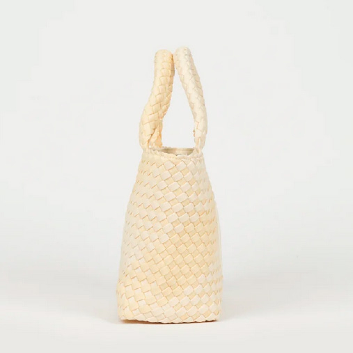 Bolso de la marca Verb To Do, modelo AMELIA. Bolso elaborado en neopreno color amarillo, pensado para los días que piden ligereza y libertad. Bolso con tamaño compacto, ligero y resistente. Cuenta con cierre de cremallera, y doble asa, una de mano y otra, con correa ajustable mate en marrón oscuro, con hebilla reguladora de acero inoxidable. Bolso VTD AMELIA, ideal complemento que ofrece funcionalidad y comodidad, no te puede faltar en el armario!