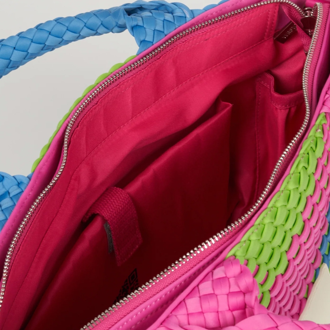 Bolso de la marca Verb to Do, modelo SILVA. Bolso elaborado en neopreno multicolor. Bolso VTD,está pensado para los días que no tienen un solo contexto: para moverte, para cambiar de planos, para llevar lo importante y casi todo lo que quieras contigo. Bolso incorpora una correa ajustable mate verde , que se puede enganchar o desenganchar en el interior, para llevar el bolso al hombro o cruzado, o sin correa, según cómo te muevas. En el interior del bolso VTD, hay varios compartimentos para tus esenciales. Bolso VTD SILVA, ideal para llevar a todos lados! Medidas: alto 27cm y ancho 42cm.