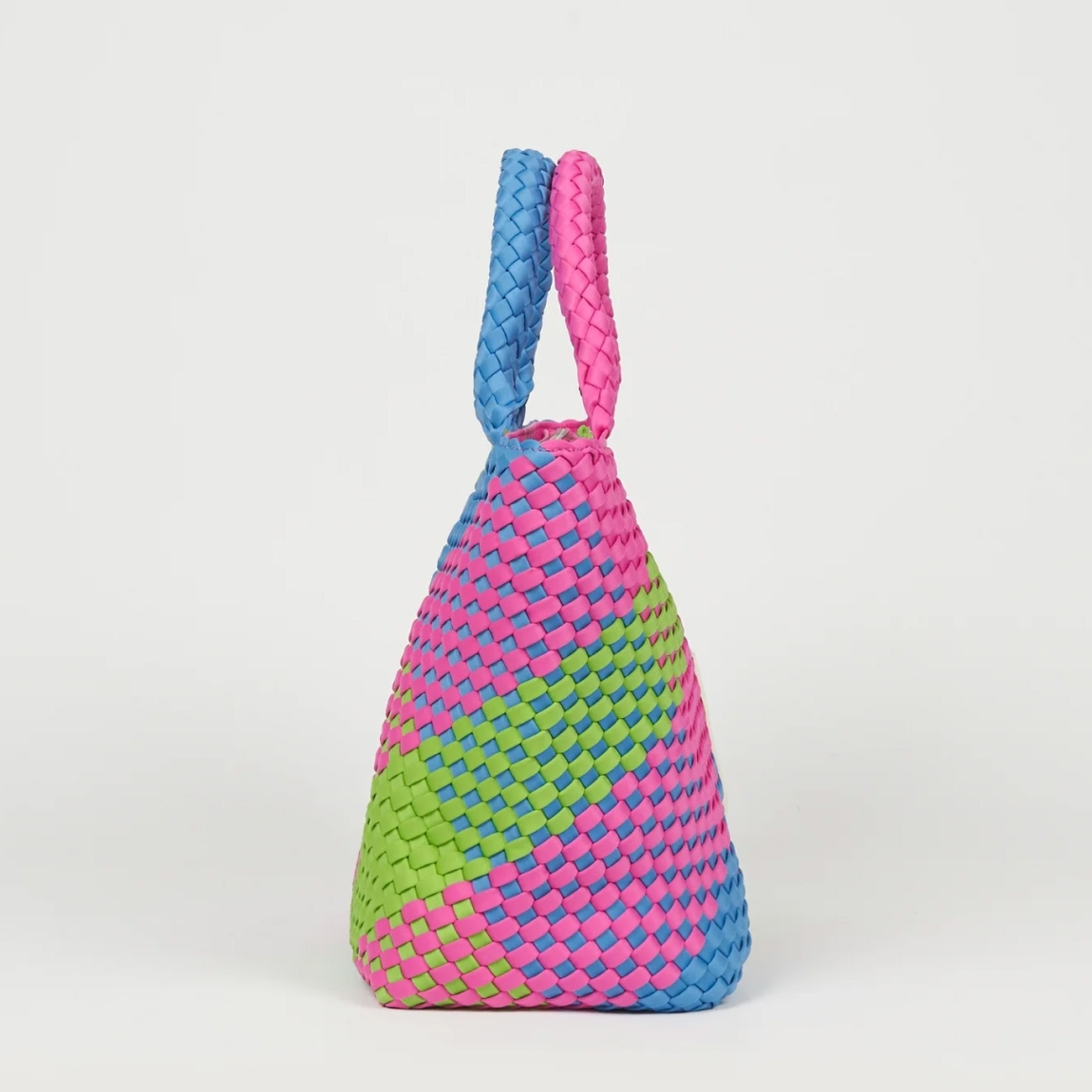 Bolso de la marca Verb to Do, modelo SILVA. Bolso elaborado en neopreno multicolor. Bolso VTD,está pensado para los días que no tienen un solo contexto: para moverte, para cambiar de planos, para llevar lo importante y casi todo lo que quieras contigo. Bolso incorpora una correa ajustable mate verde , que se puede enganchar o desenganchar en el interior, para llevar el bolso al hombro o cruzado, o sin correa, según cómo te muevas. En el interior del bolso VTD, hay varios compartimentos para tus esenciales. Bolso VTD SILVA, ideal para llevar a todos lados! Medidas: alto 27cm y ancho 42cm.