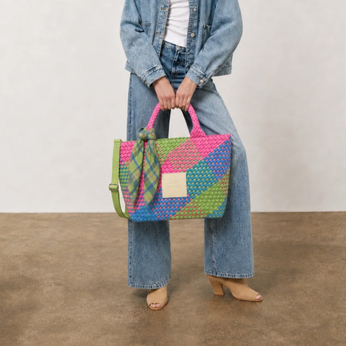 Bolso de la marca Verb to Do, modelo SILVA. Bolso elaborado en neopreno multicolor. Bolso VTD,está pensado para los días que no tienen un solo contexto: para moverte, para cambiar de planos, para llevar lo importante y casi todo lo que quieras contigo. Bolso incorpora una correa ajustable mate verde , que se puede enganchar o desenganchar en el interior, para llevar el bolso al hombro o cruzado, o sin correa, según cómo te muevas. En el interior del bolso VTD, hay varios compartimentos para tus esenciales. Bolso VTD SILVA, ideal para llevar a todos lados! Medidas: alto 27cm y ancho 42cm.