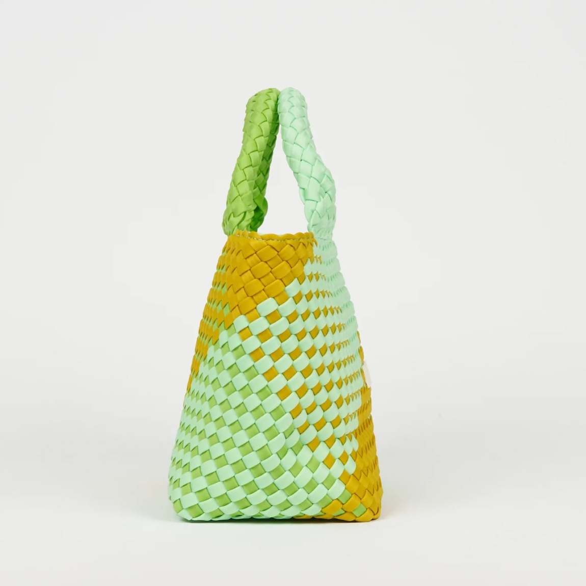 Bolso de la marca Verb To Do, modelo AMELIA. Bolso elaborado en neopreno color verde, pensado para los días que piden ligereza y libertad. Bolso con tamaño compacto, ligero y resistente. Cuenta con cierre de cremallera, y doble asa, una de mano y otra, con correa ajustable mate en marrón oscuro, con hebilla reguladora de acero inoxidable. Bolso VTD AMELIA, ideal complemento que ofrece funcionalidad y comodidad, no te puede faltar en el armario!